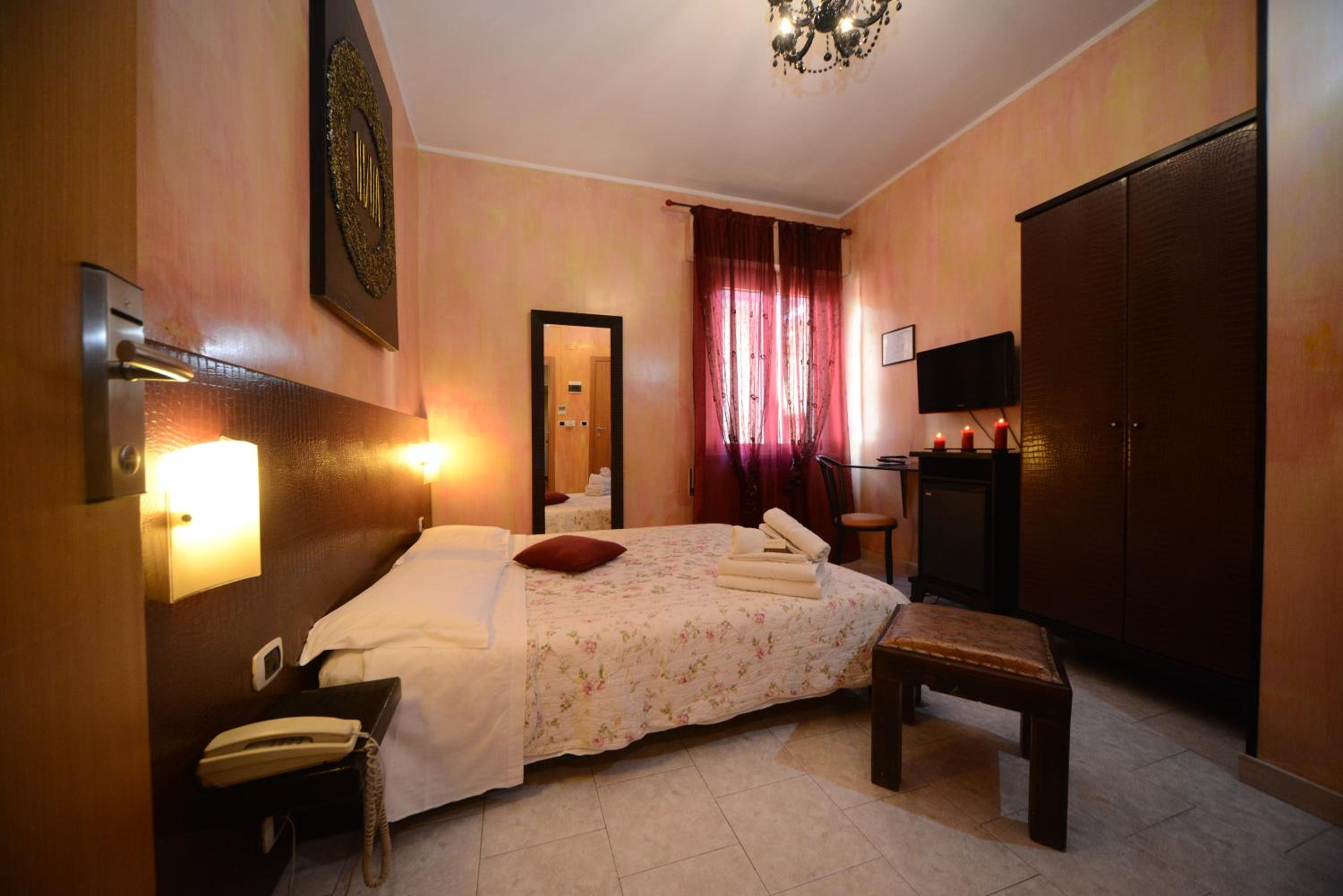 Double Room - Photo 9