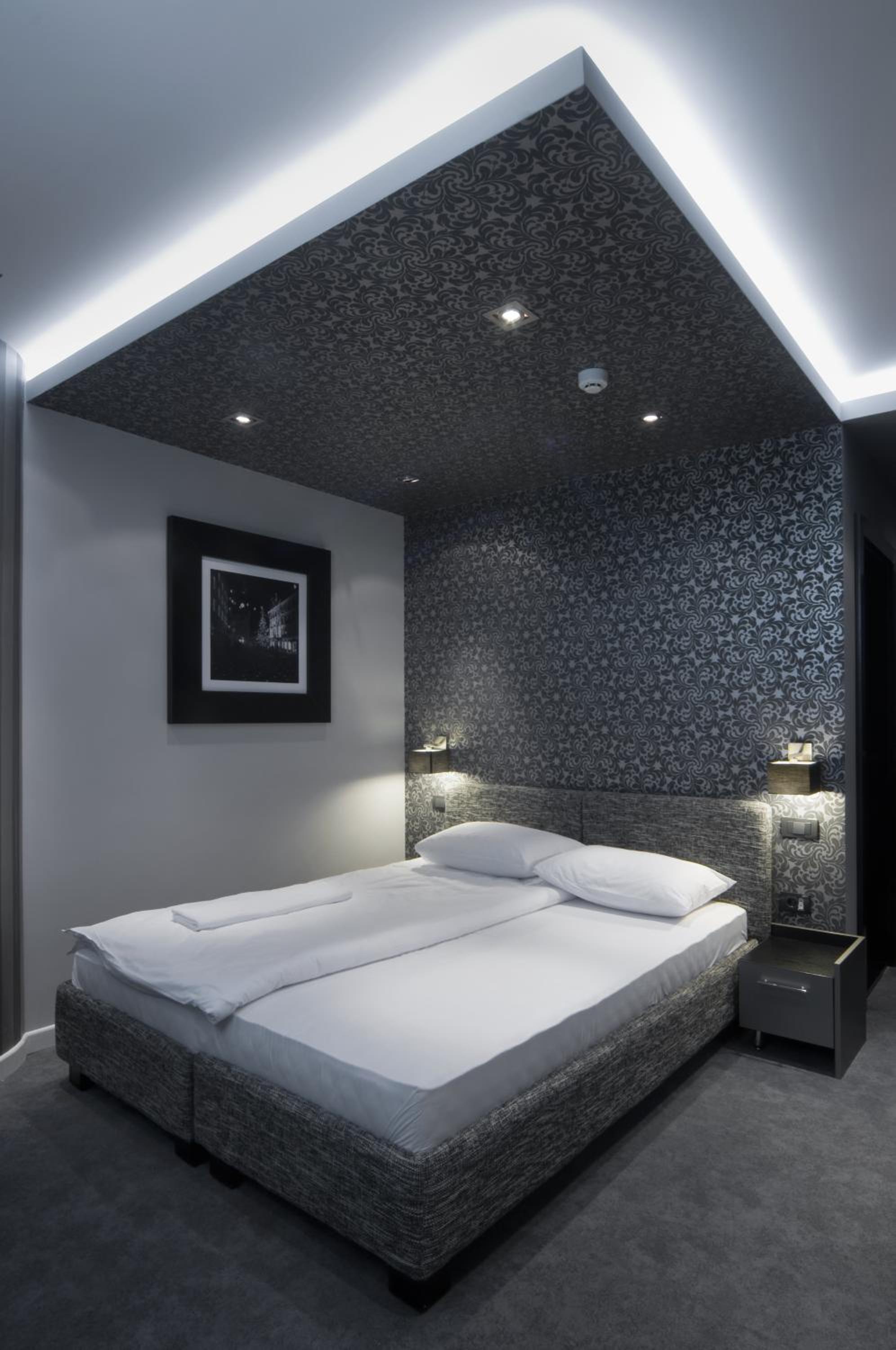 Deluxe Double Room - Photo 11