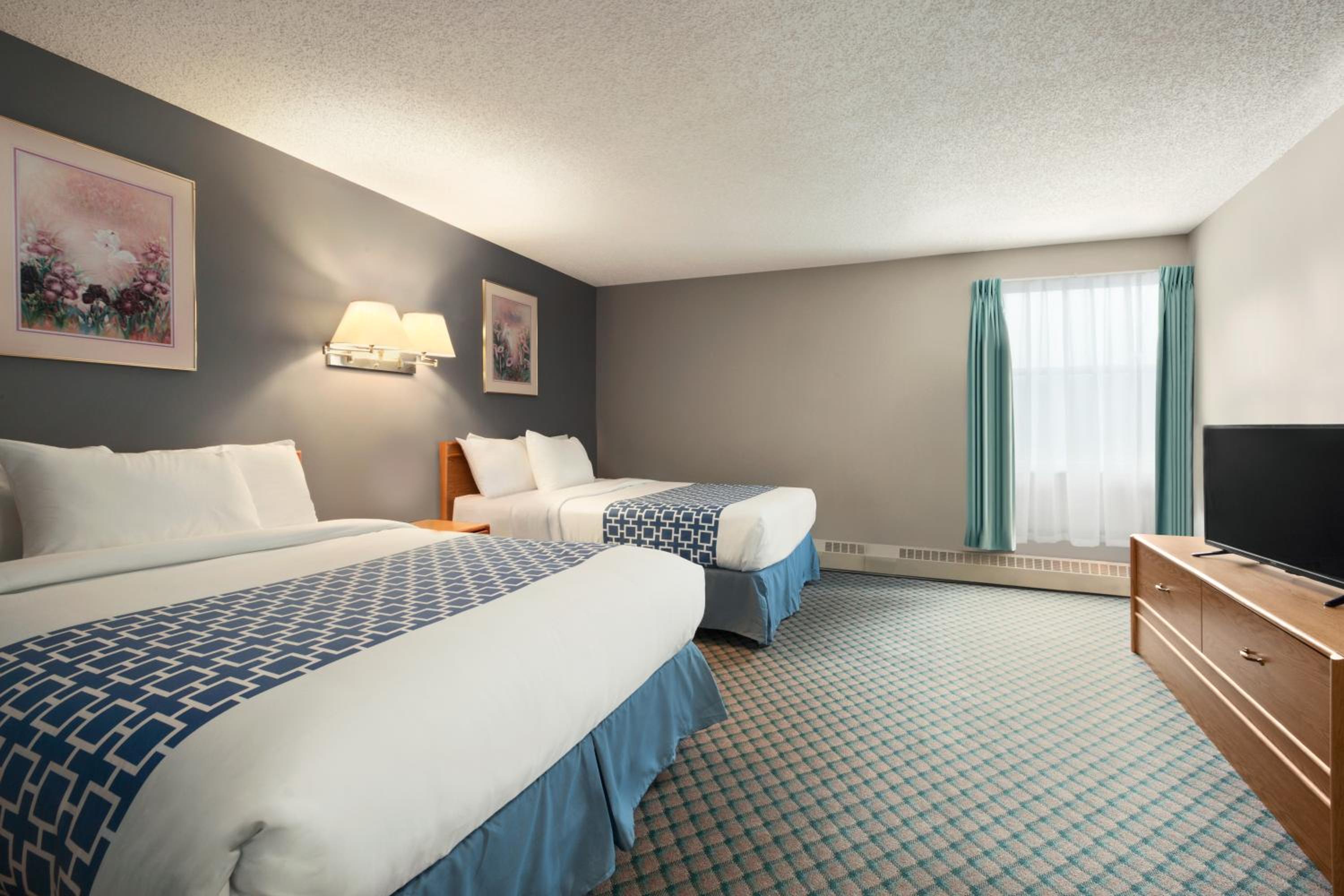 Deluxe Queen Room with Two Queen Beds - Photo 2