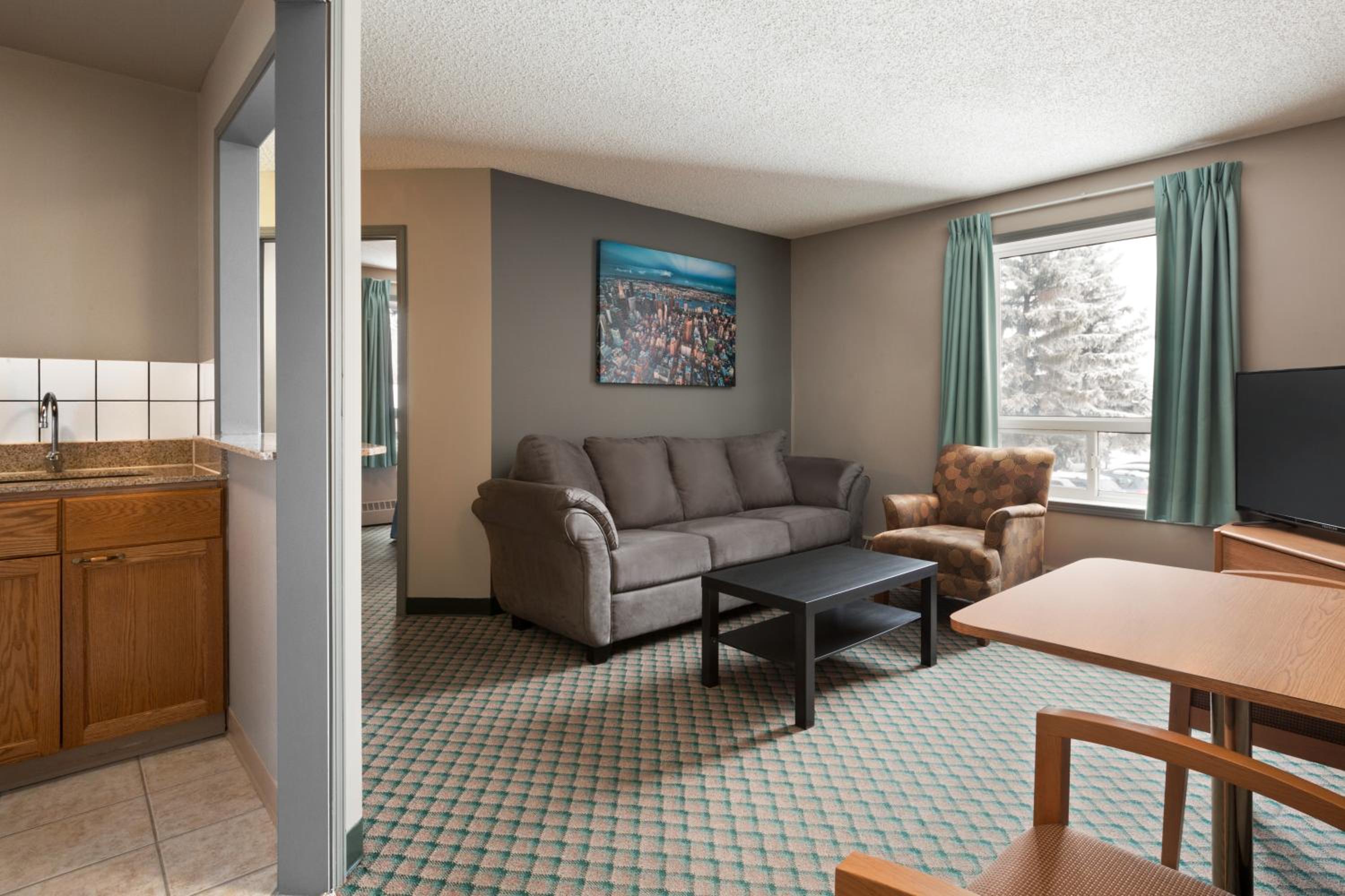 One-Bedroom Queen Suite - Non-Smoking - Photo 1