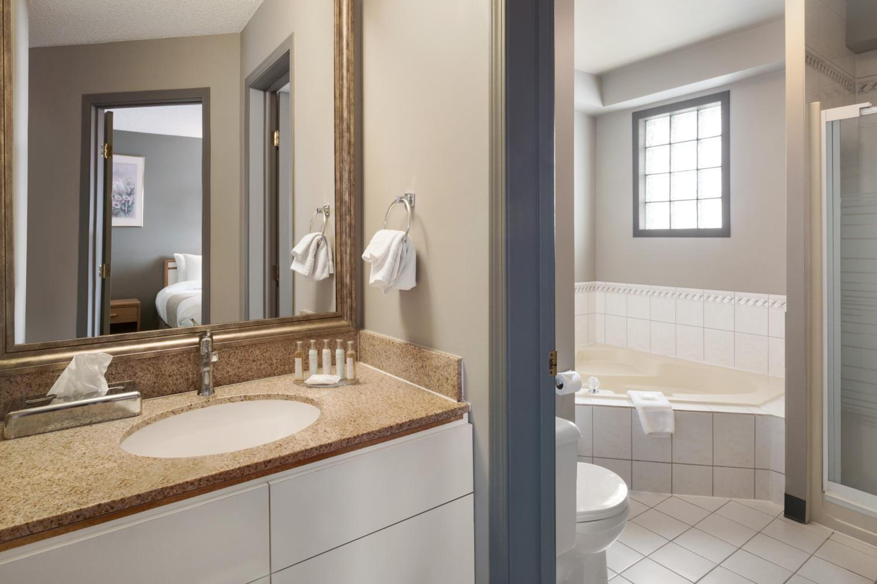 One-Bedroom King Suite - Non-Smoking - Photo 3
