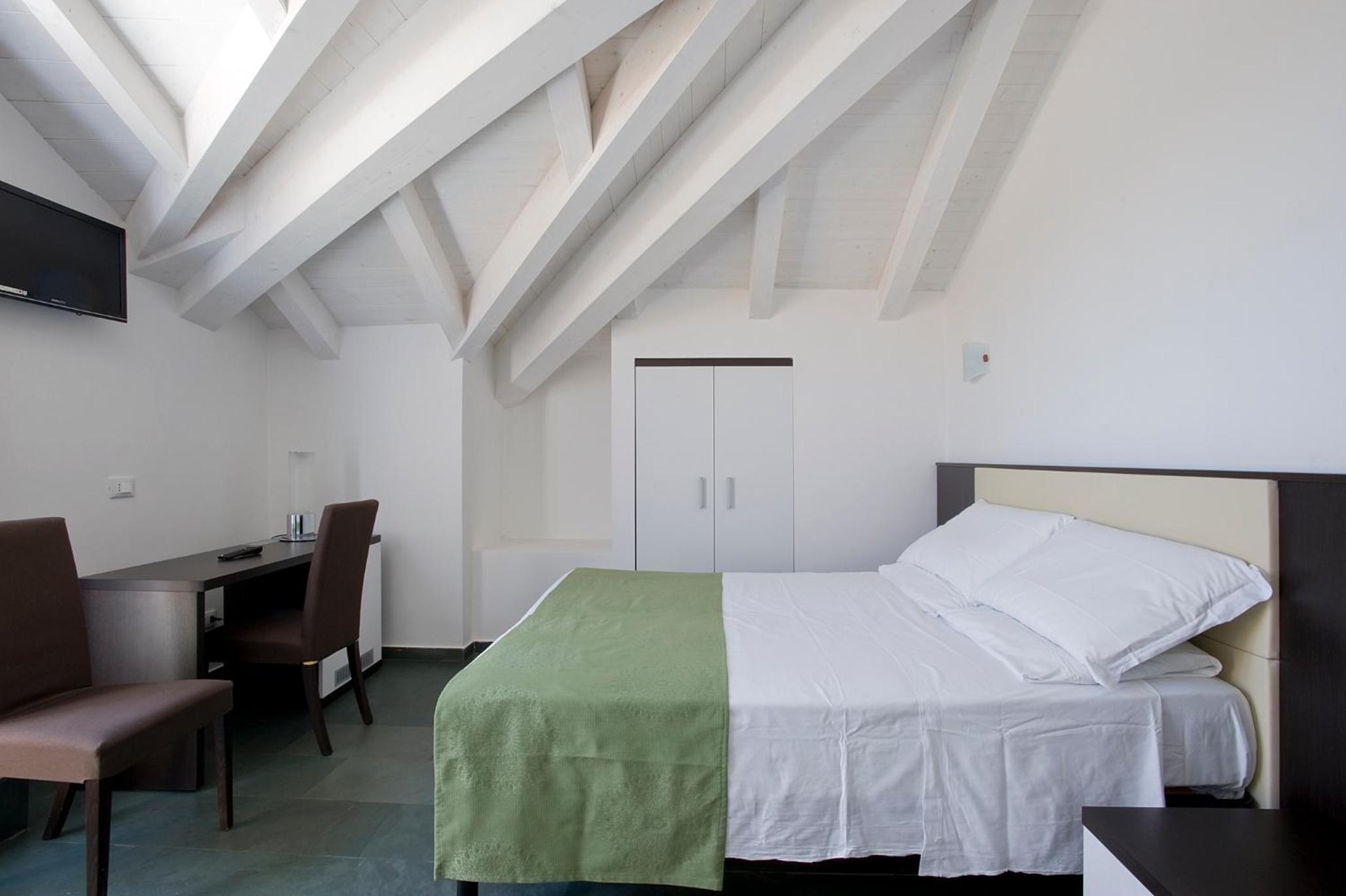 Double or Twin Room with Sea View - Photo 1