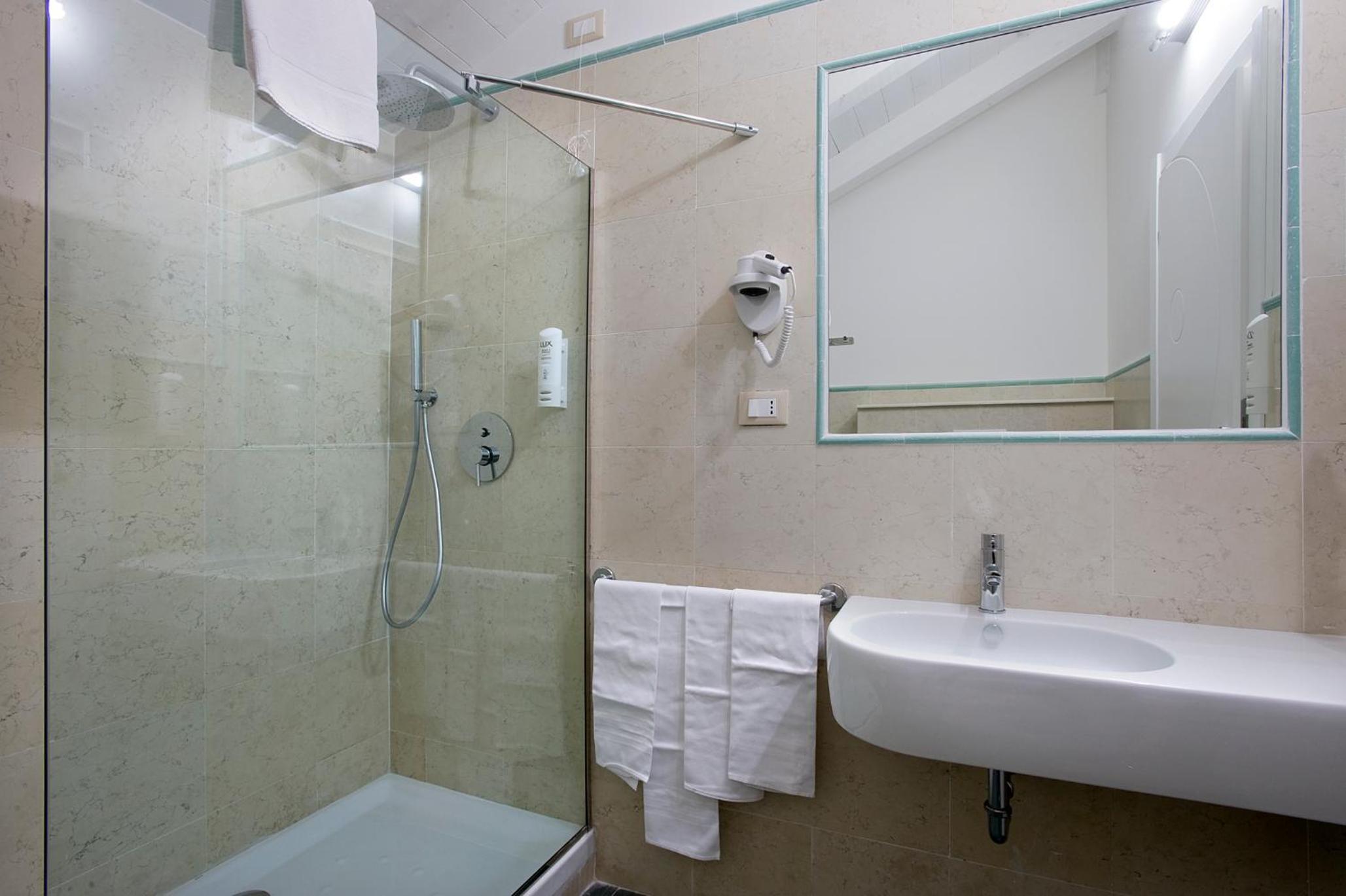 Double or Twin Room with Sea View - Photo 3