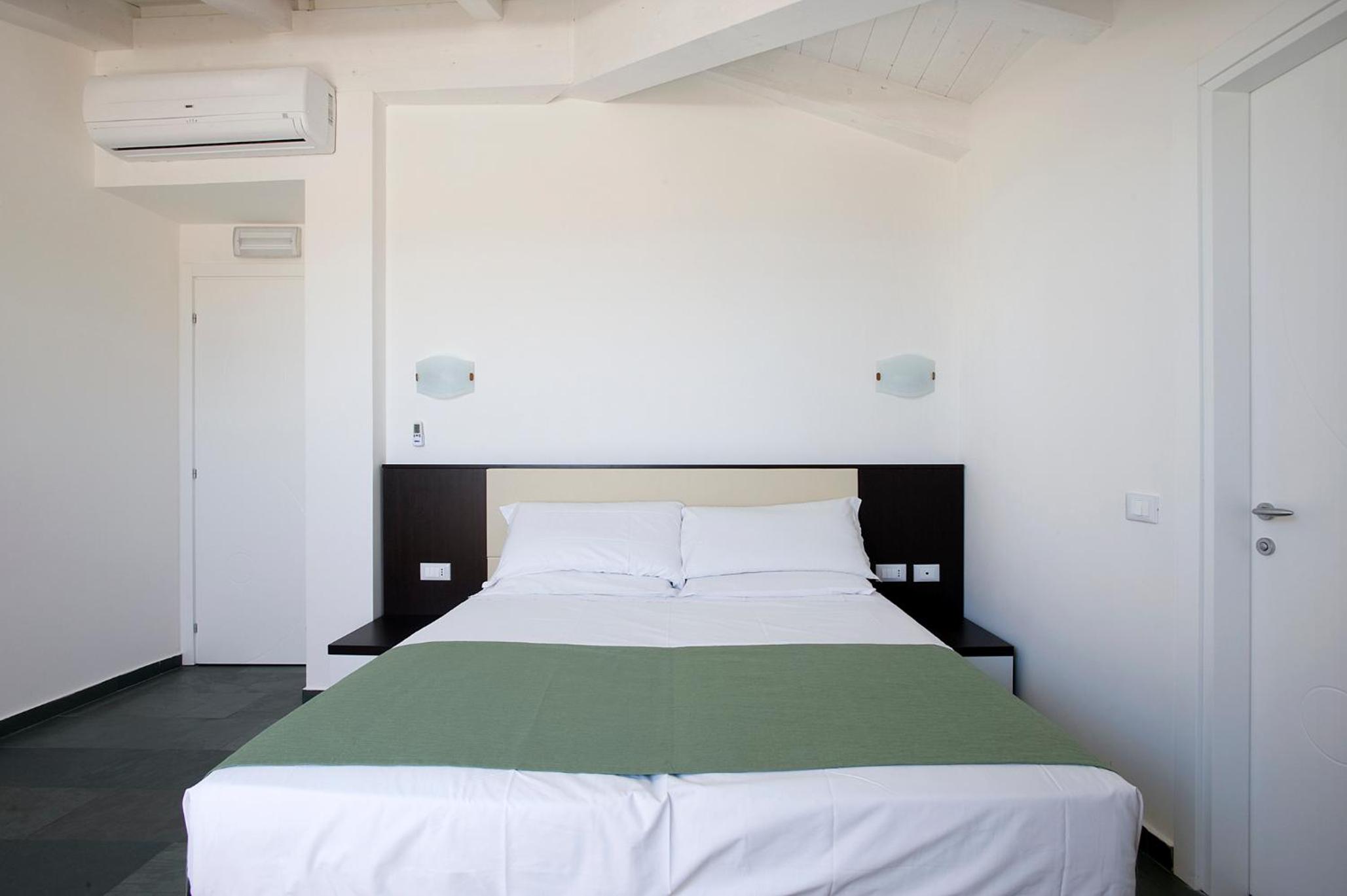 Double or Twin Room with Sea View - Photo 2