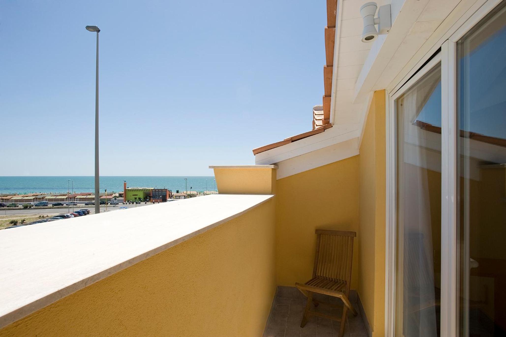 Double or Twin Room with Sea View - Photo 4