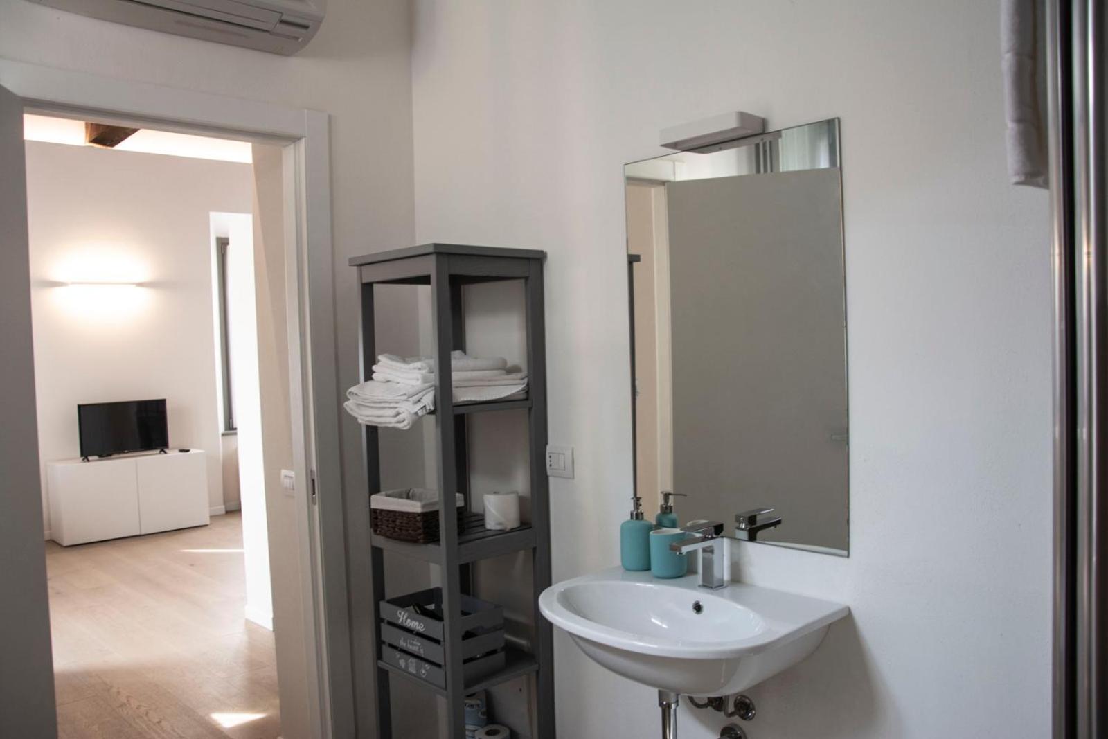 Studio Apartment - Photo 13