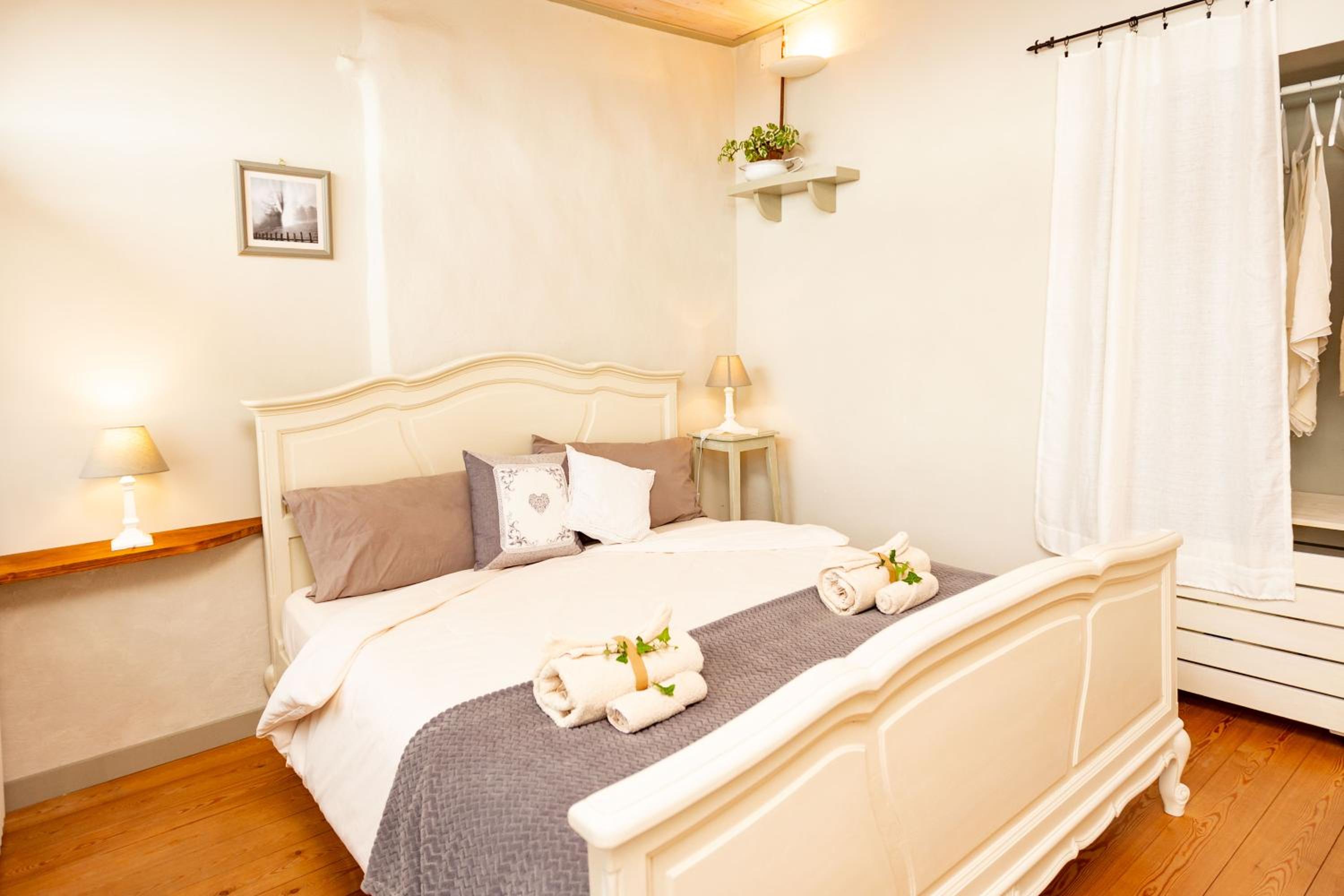 Deluxe Double Room with Extra Bed - Photo 17