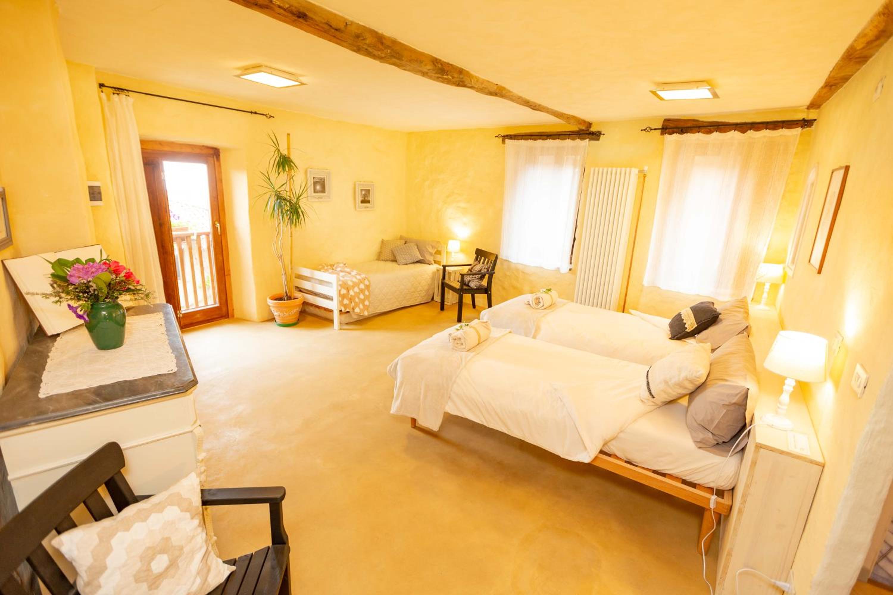 Family Room with Private Bathroom - Photo 4