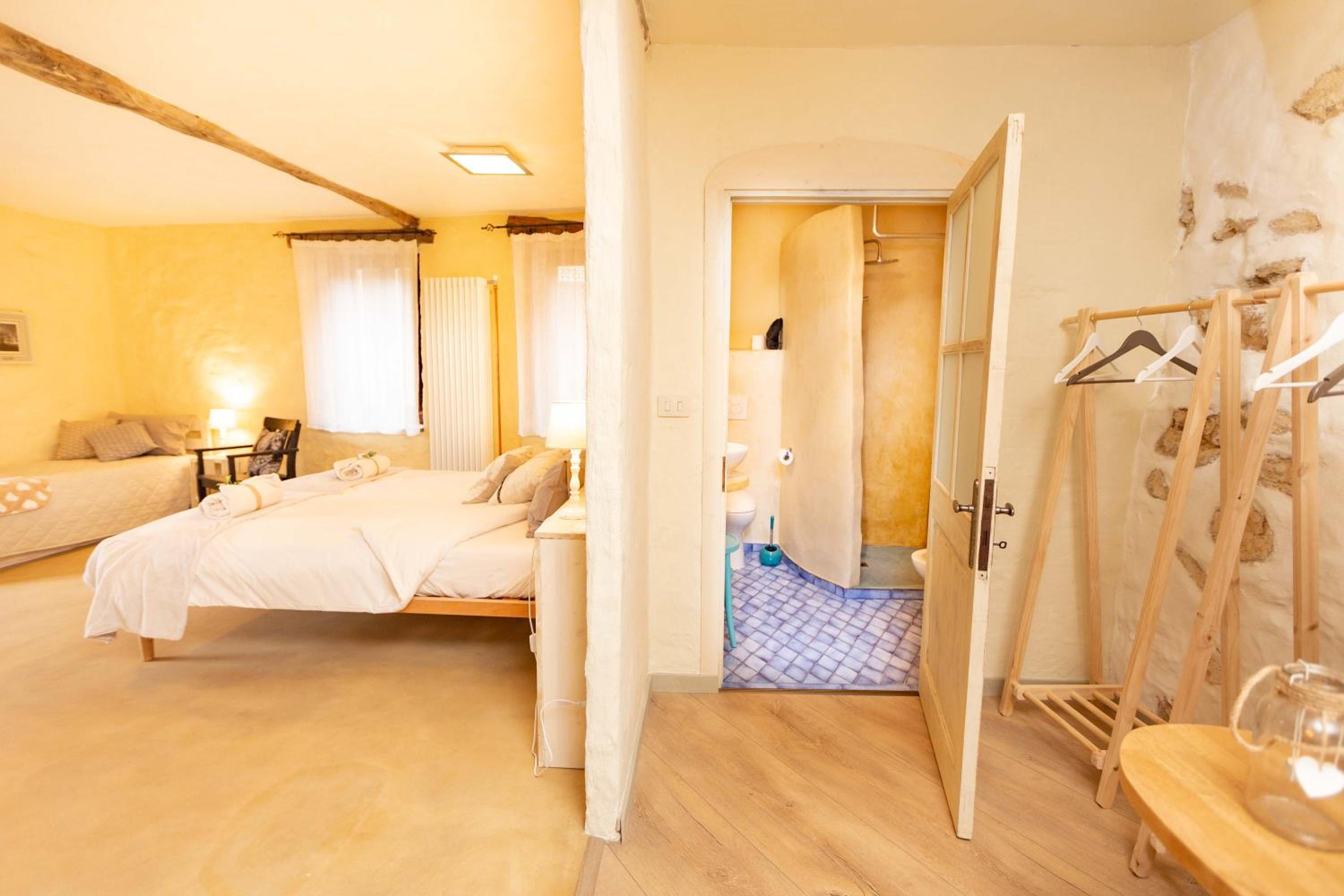 Family Room with Private Bathroom - Photo 2