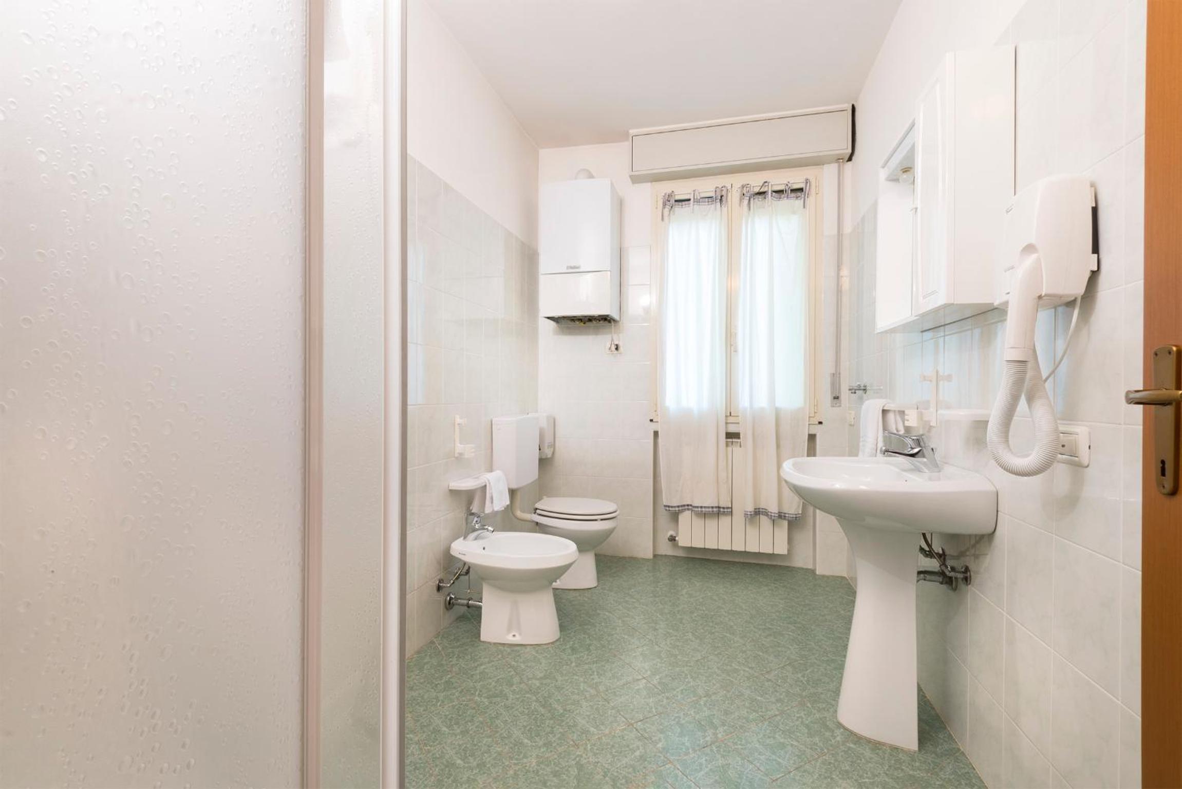 Quadruple Room with Balcony photo 3