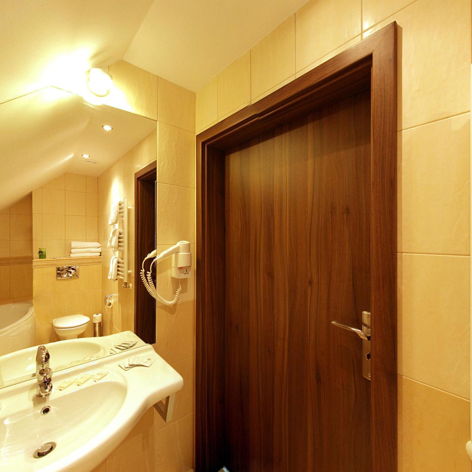 Deluxe Double Room with Bath - Photo 4