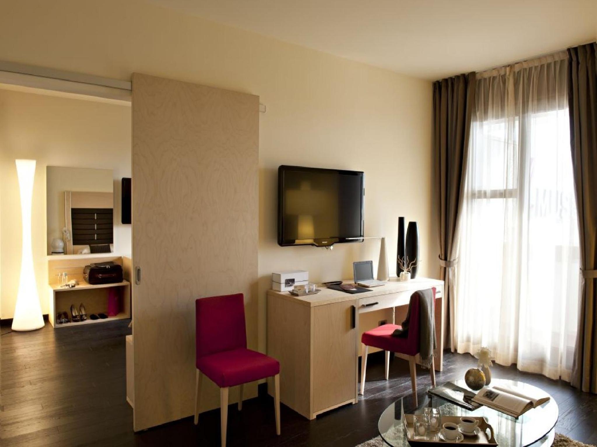 King Suite with Spa Bath - Photo 3