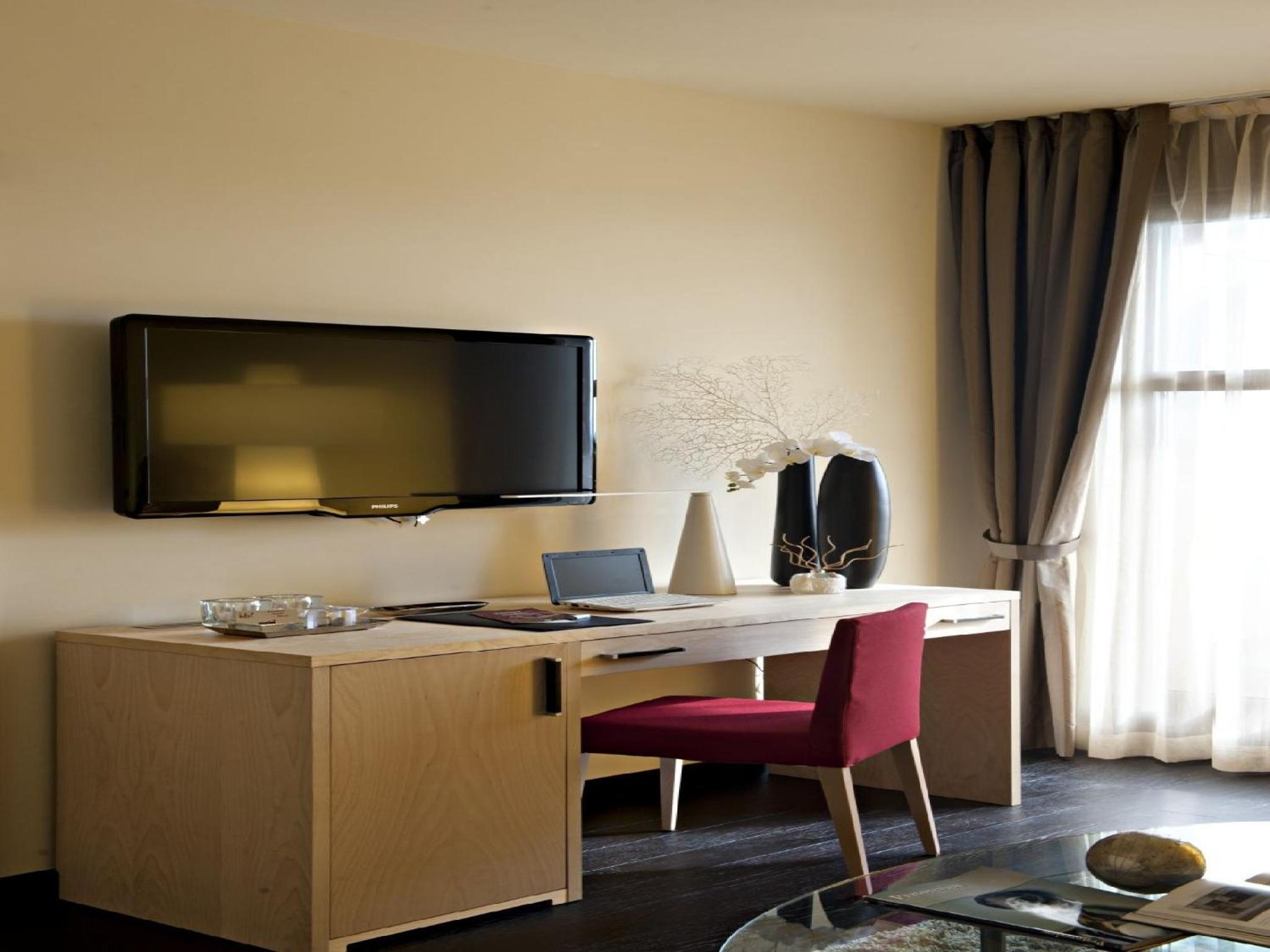 King Suite with Spa Bath - Photo 5