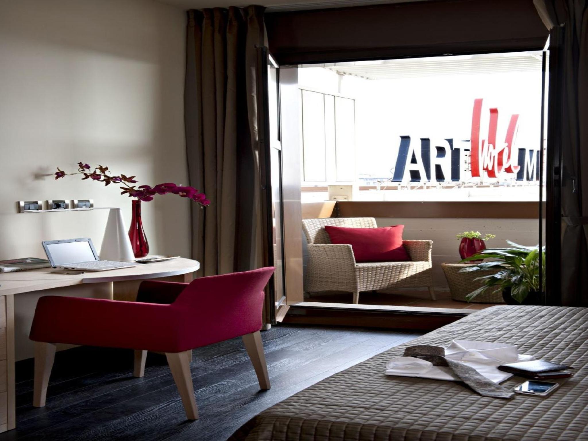 King Suite with Spa Bath - Photo 8