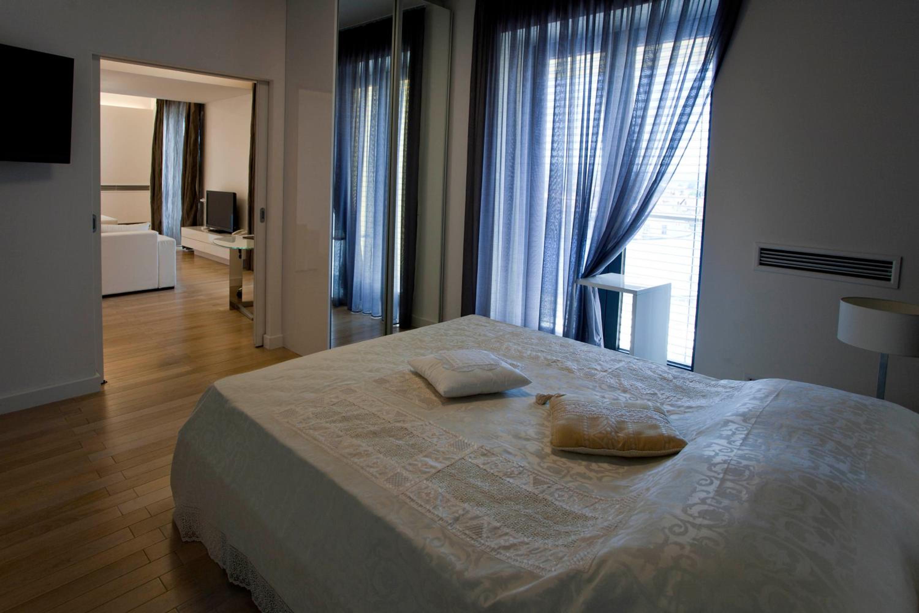 Deluxe One-Bedroom Apartment with Terrace photo 1