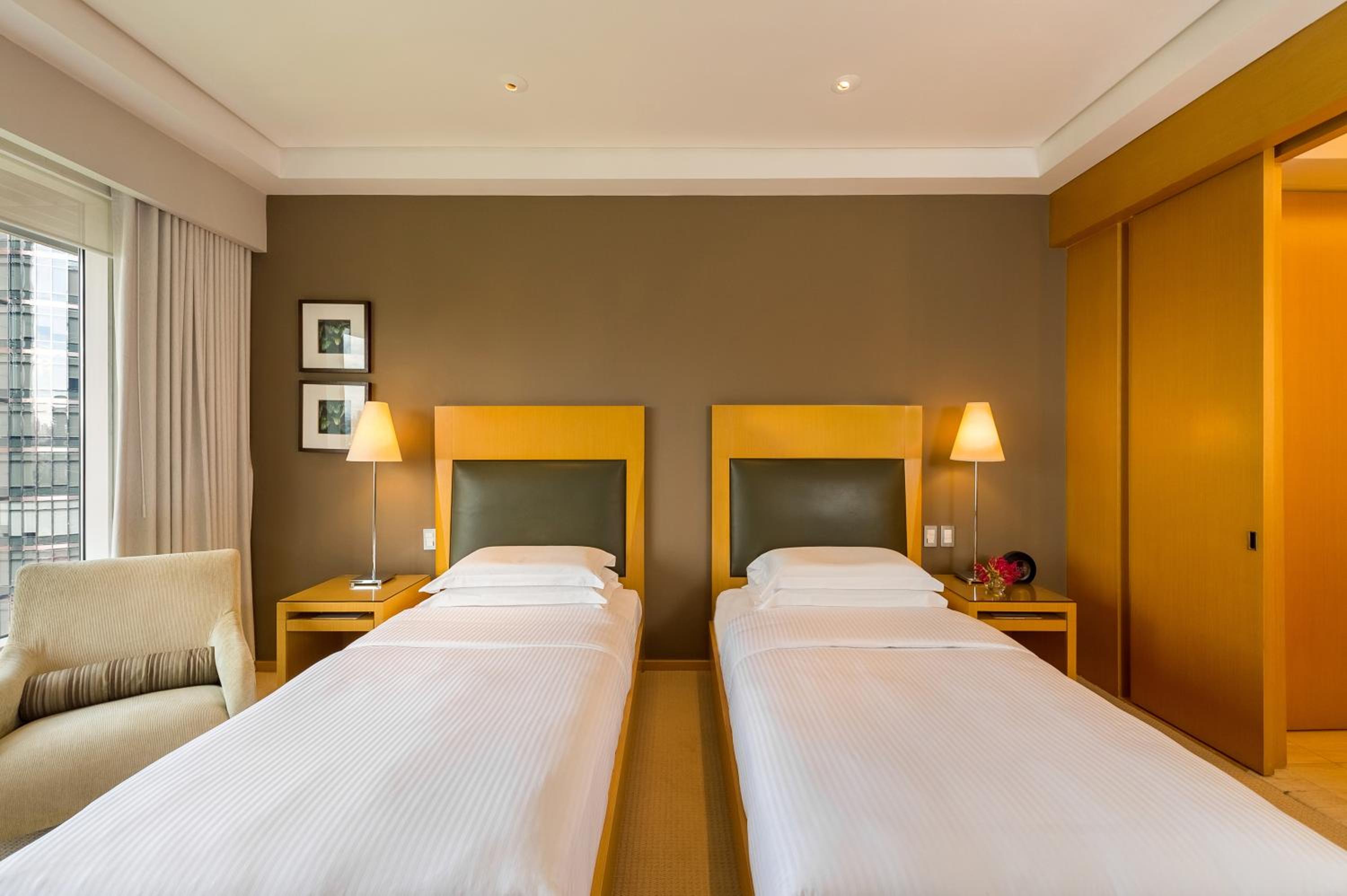 Twin Room with Bridge View - Photo 3