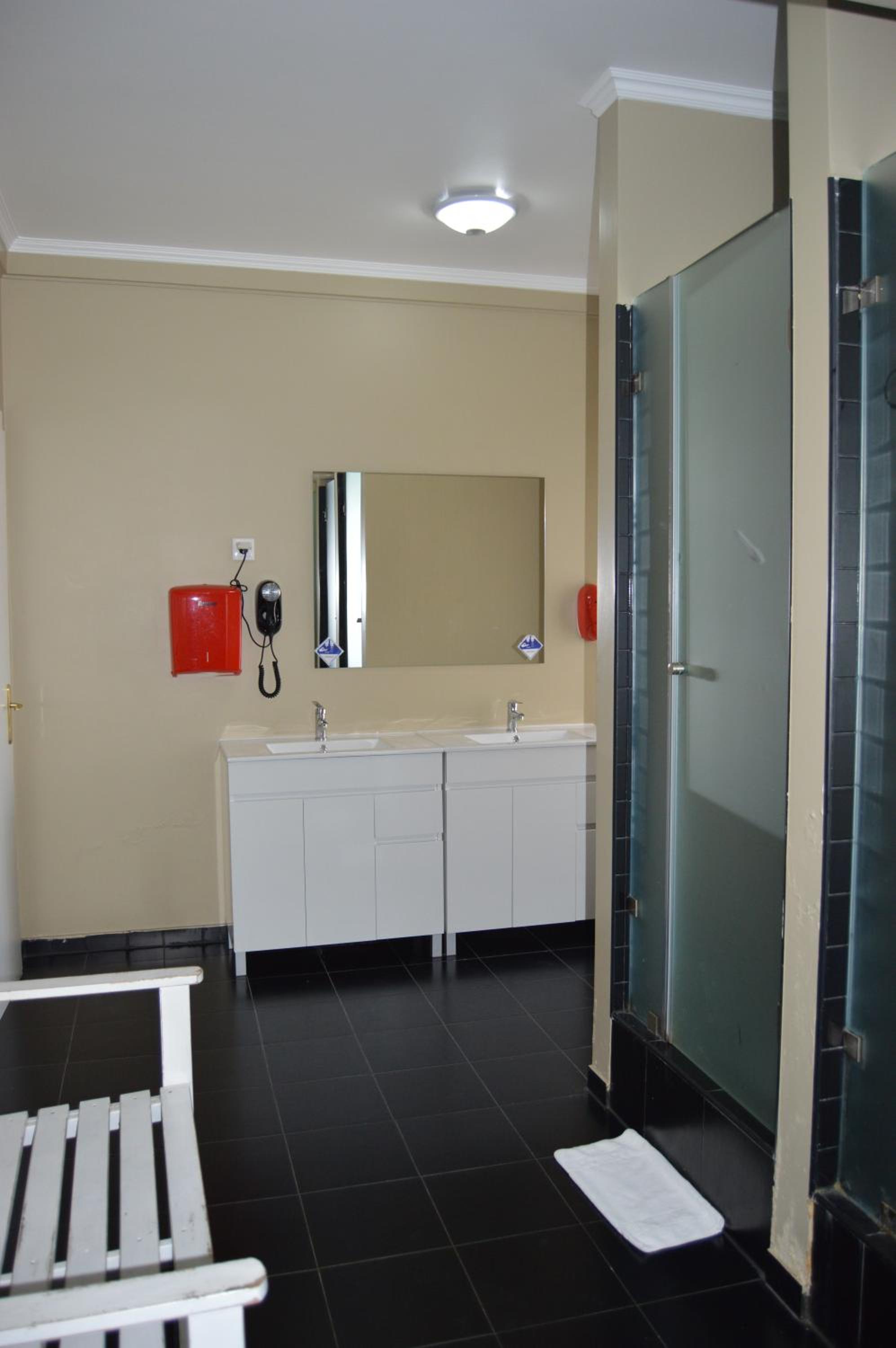 Classic Family Room With Shared Bathroom  photo 3