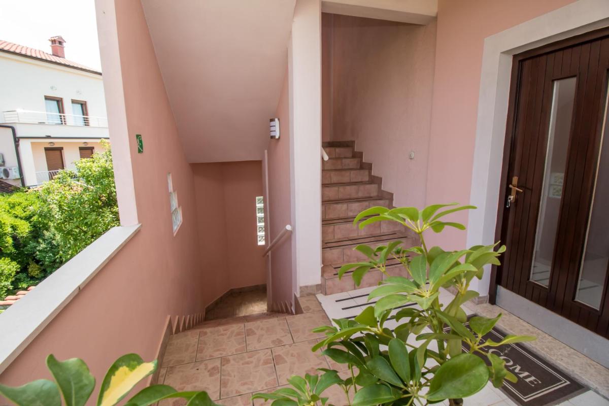 Studio Apartment photo 1