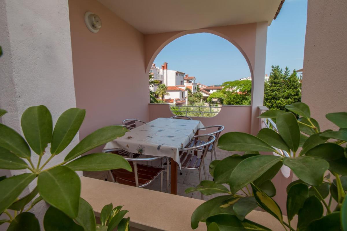 Apartment with Balcony photo 3