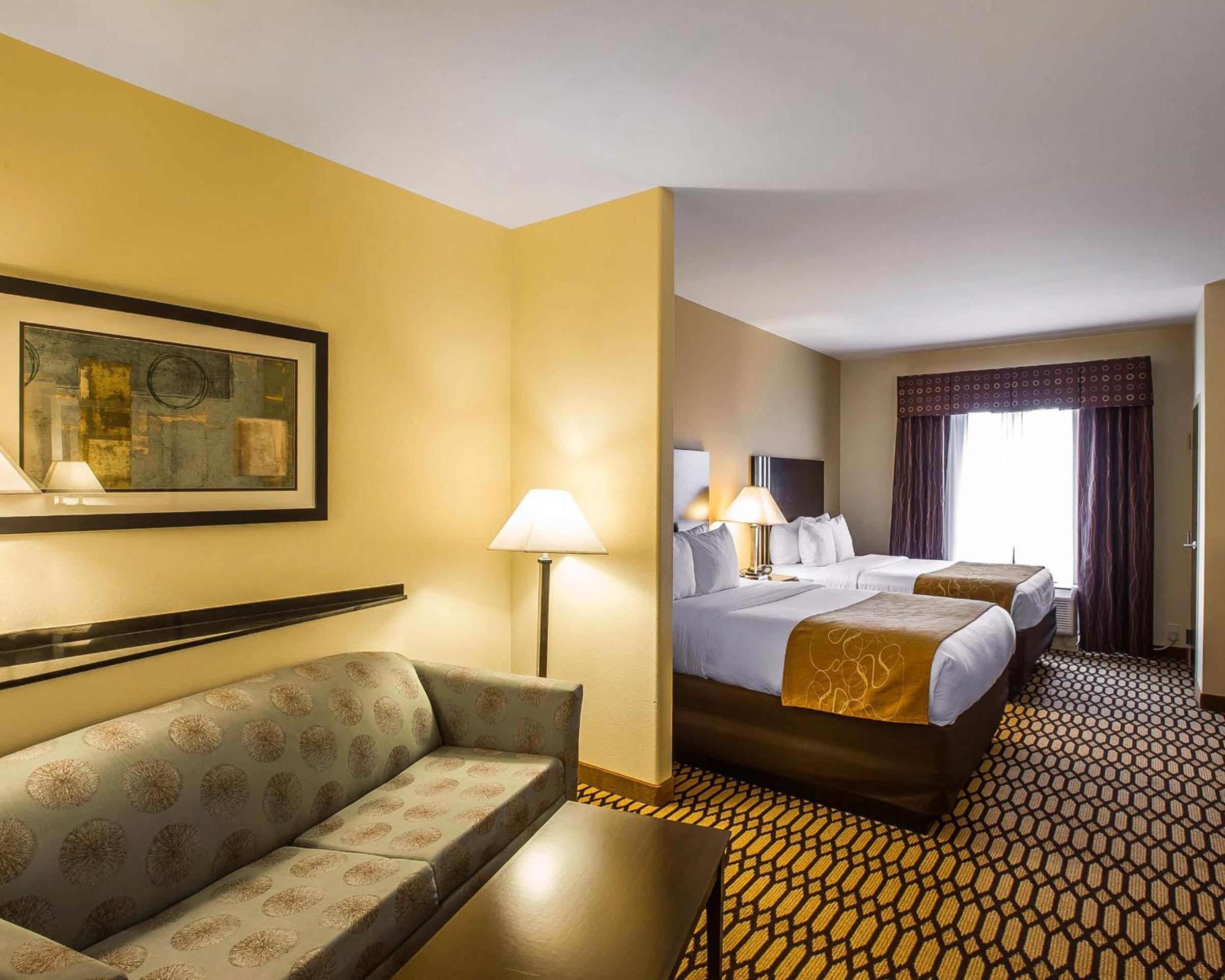 Queen Room with Two Queen Beds - Non-Smoking - Photo 1