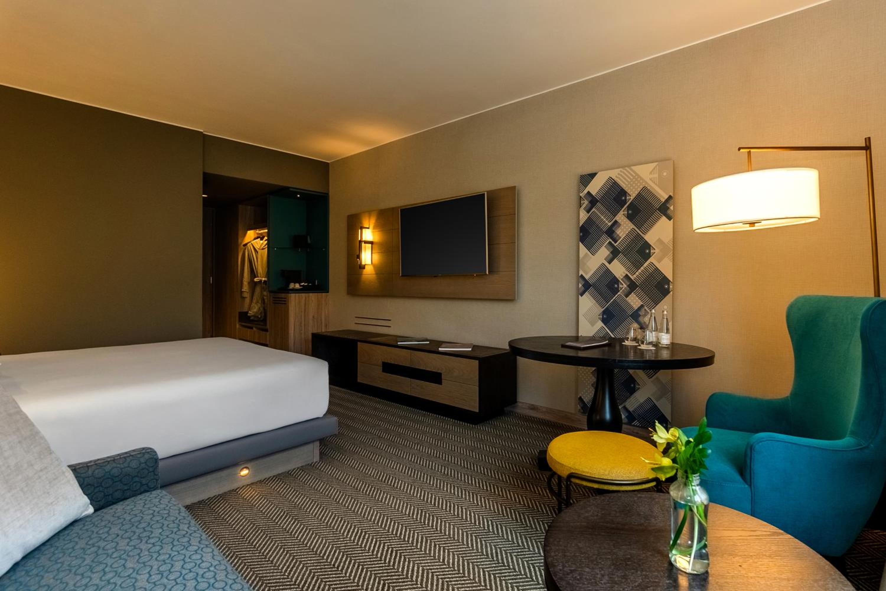 Premium King Room photo 2
