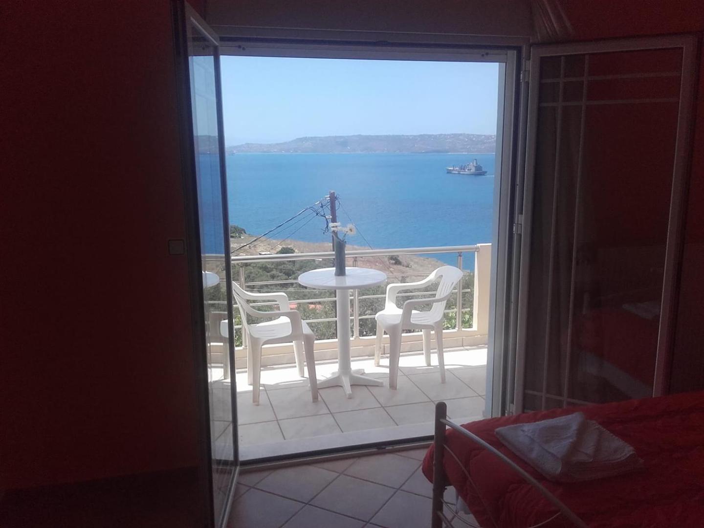 Double Room with Balcony and Sea View - Photo 9