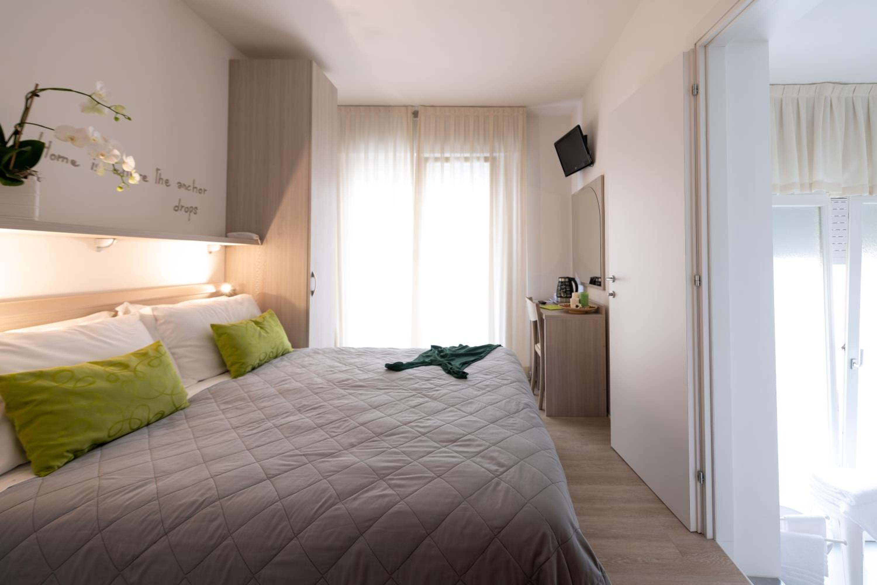 Deluxe Double or Twin Room with Sea View photo 1