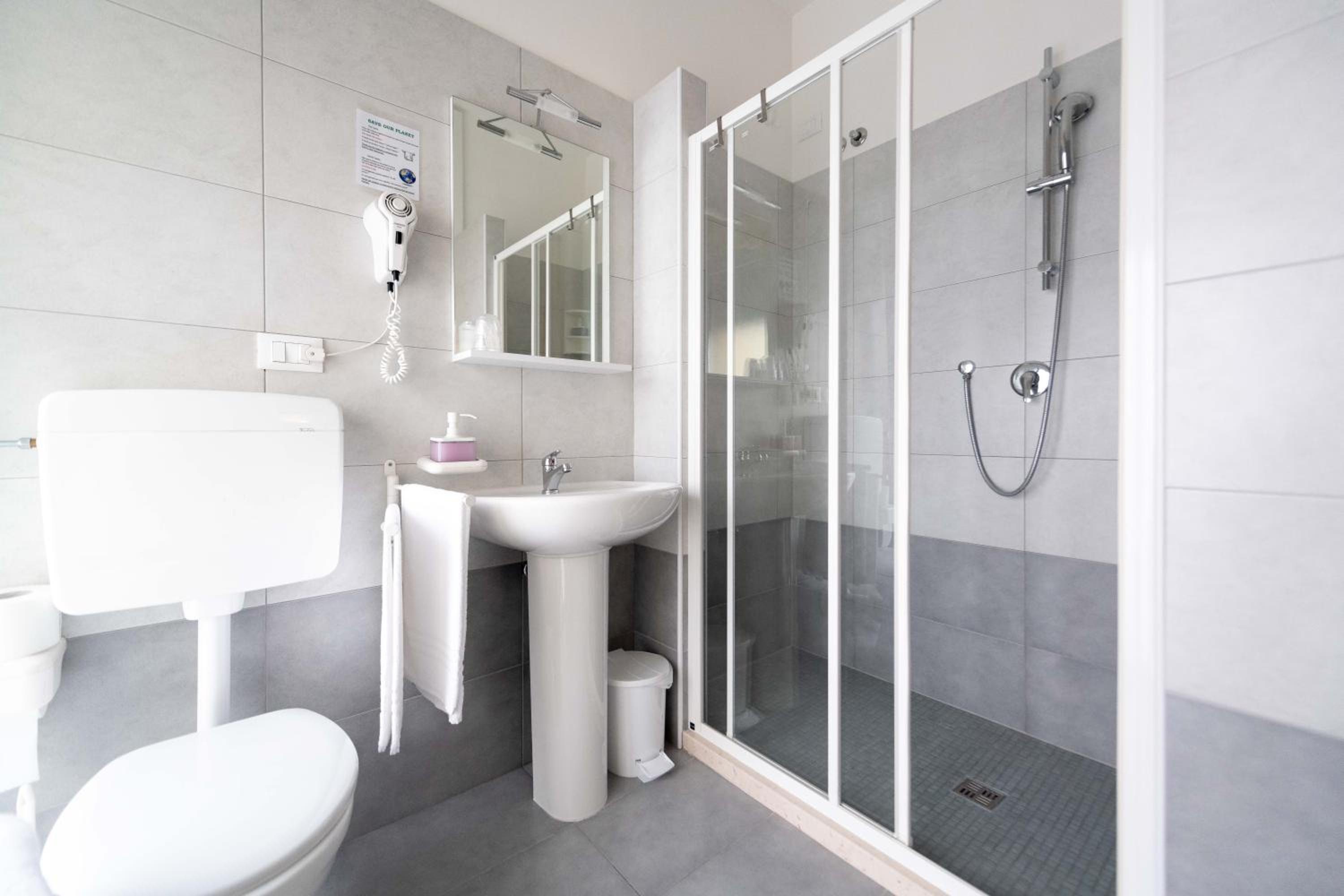 Quadruple Room with Private Bathroom photo 3