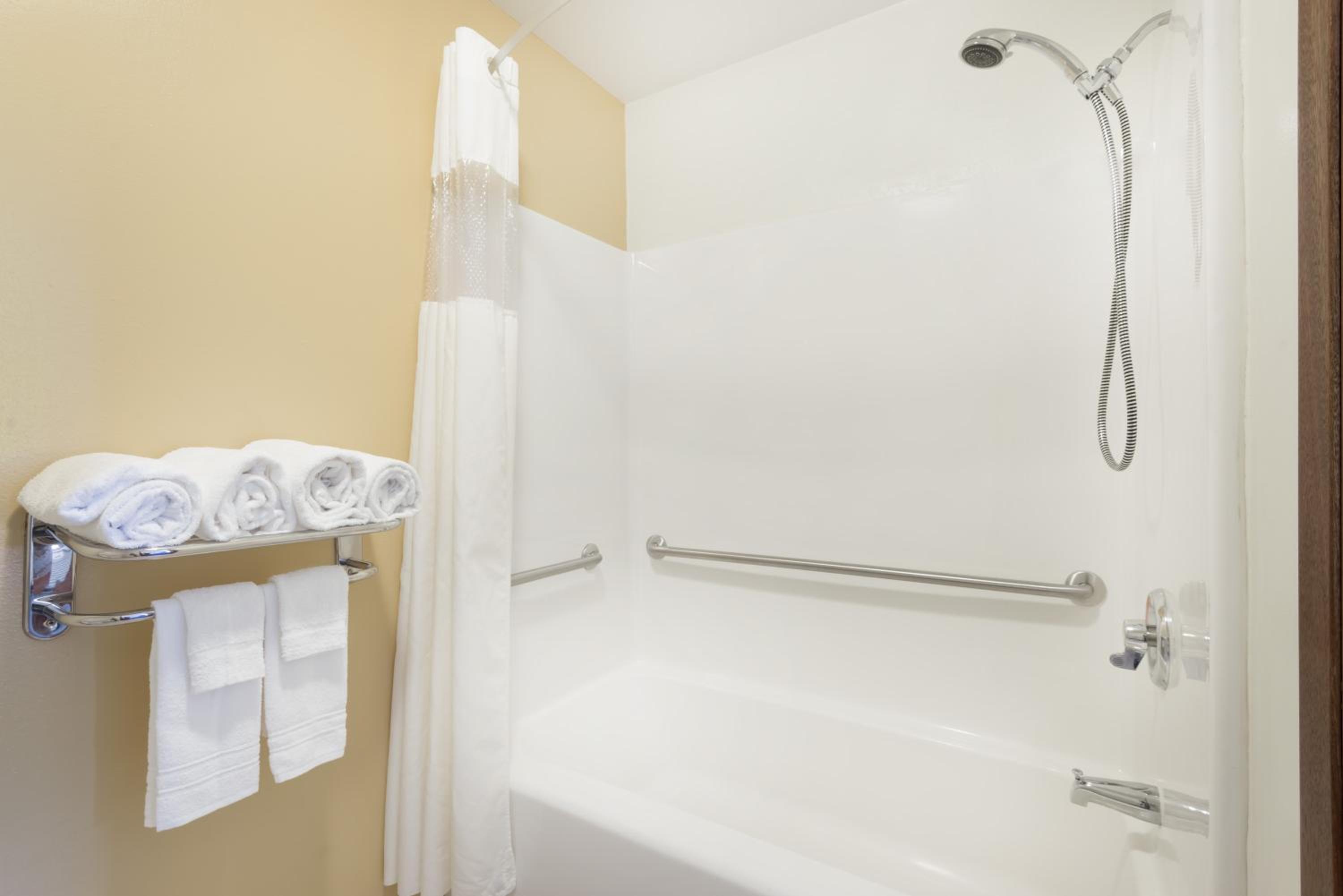 Queen Room with Two Queen Beds and Bath Tub - Mobility Accessible/Non-Smoking photo 2