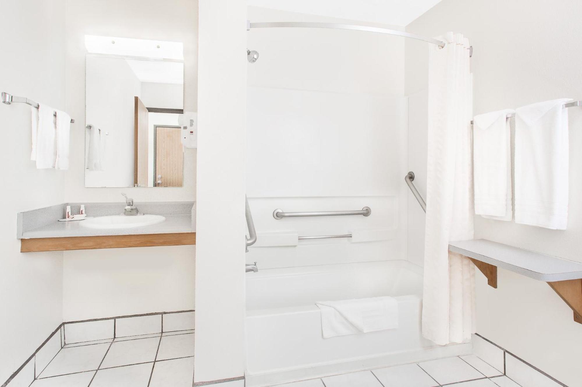 Queen Room - Mobility Access/Non-Smoking - Photo 5