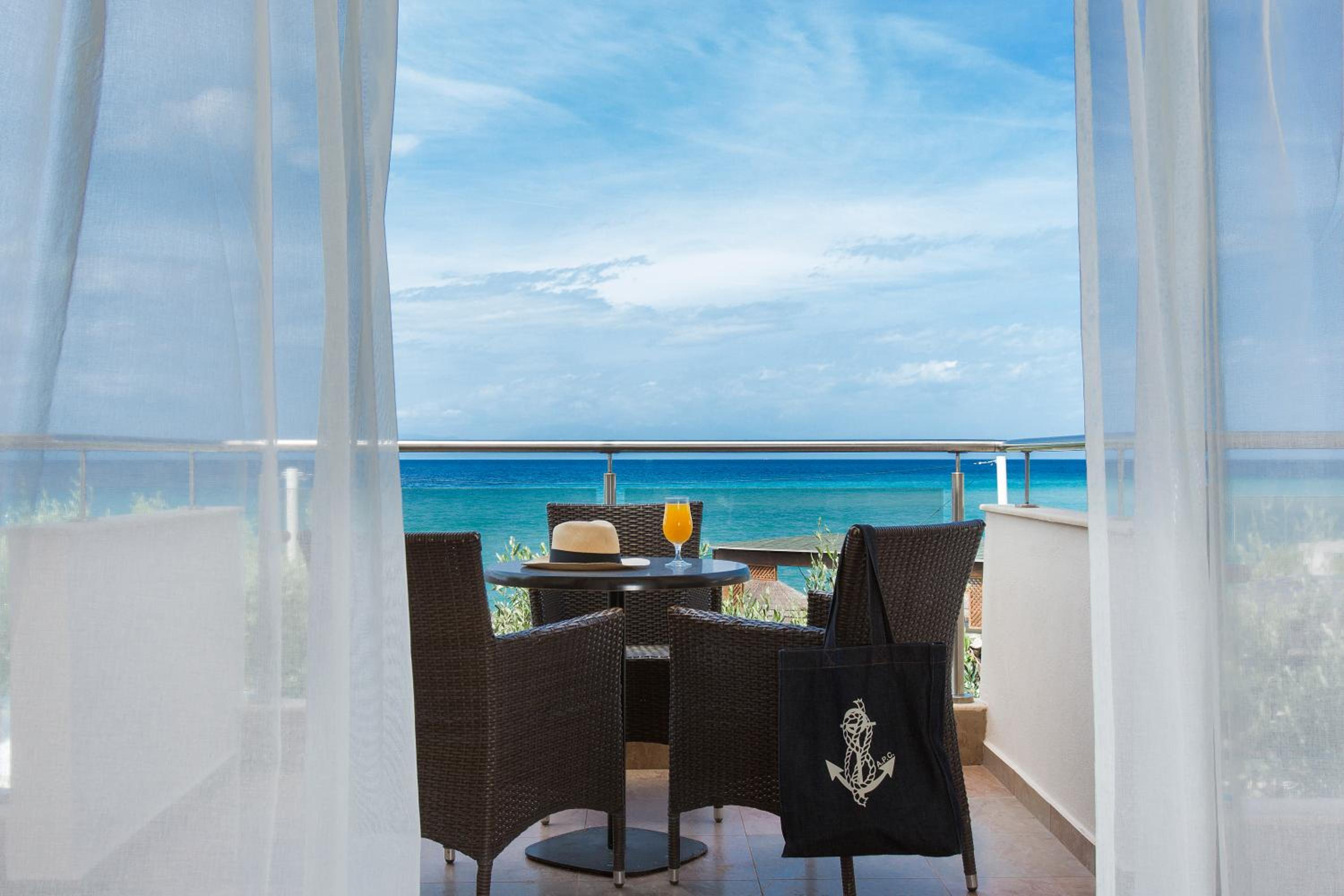 Deluxe Junior Suite Beach Front - Photo 7