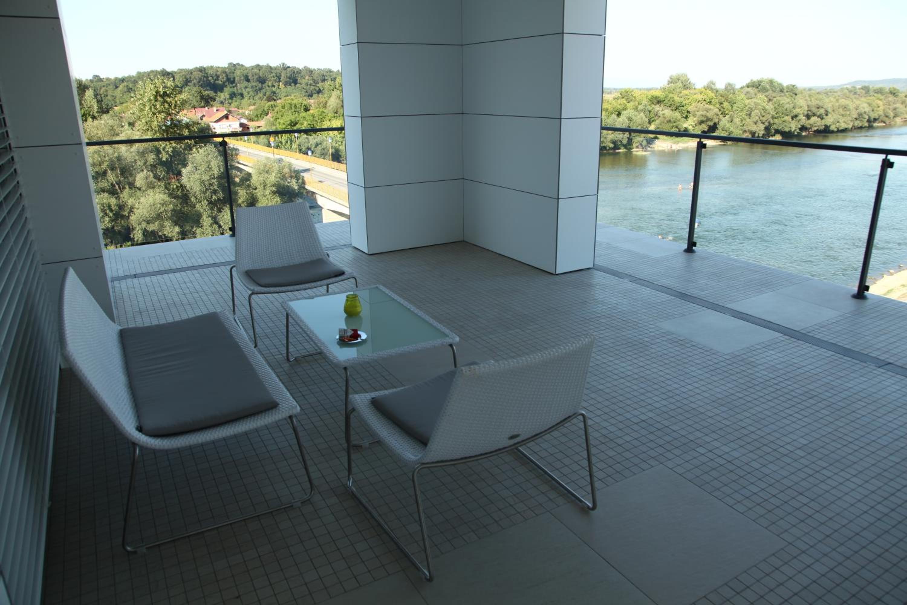 Deluxe One-Bedroom Apartment with Terrace photo 2