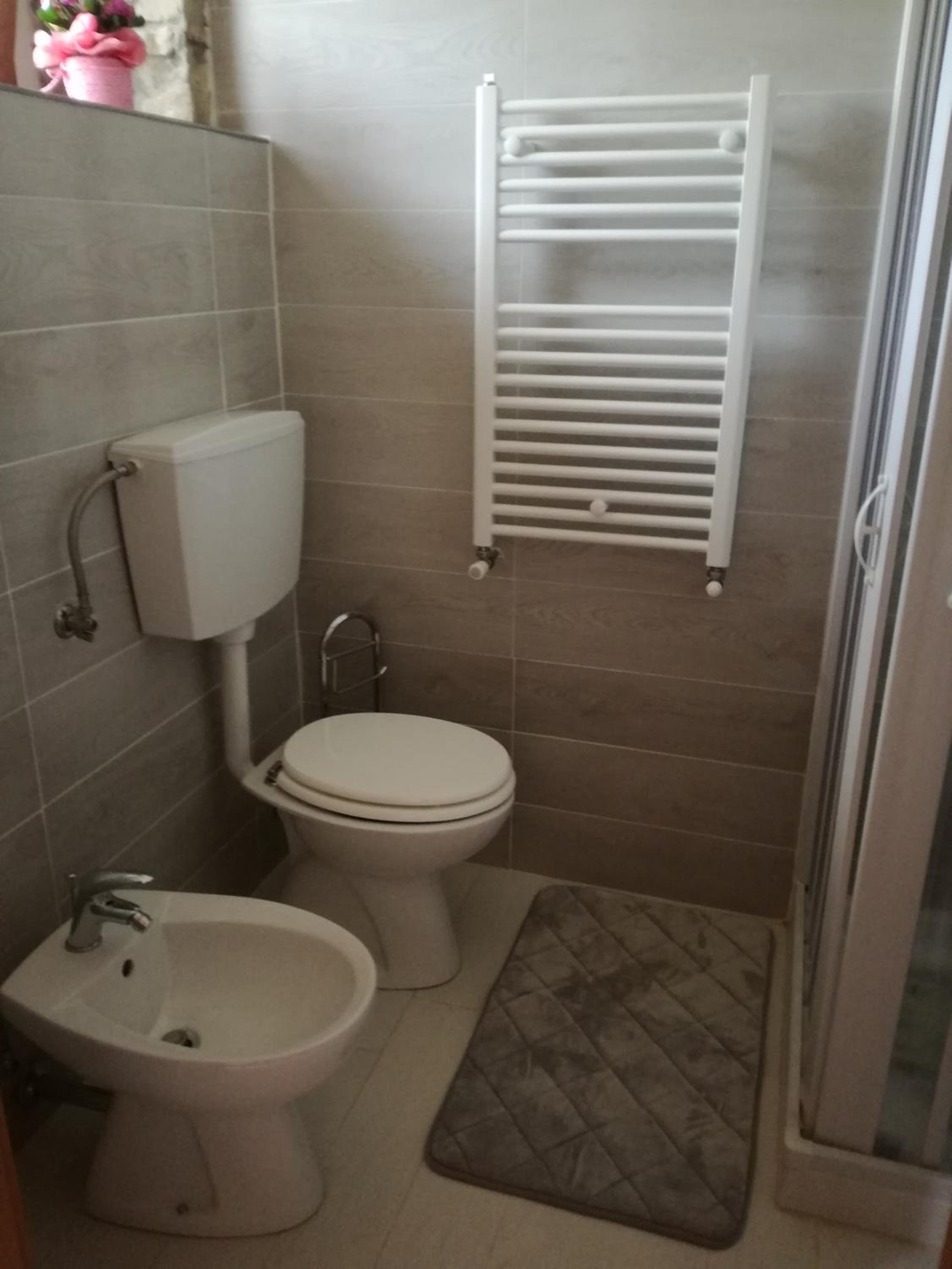 Double Room with Private Bathroom - Photo 9