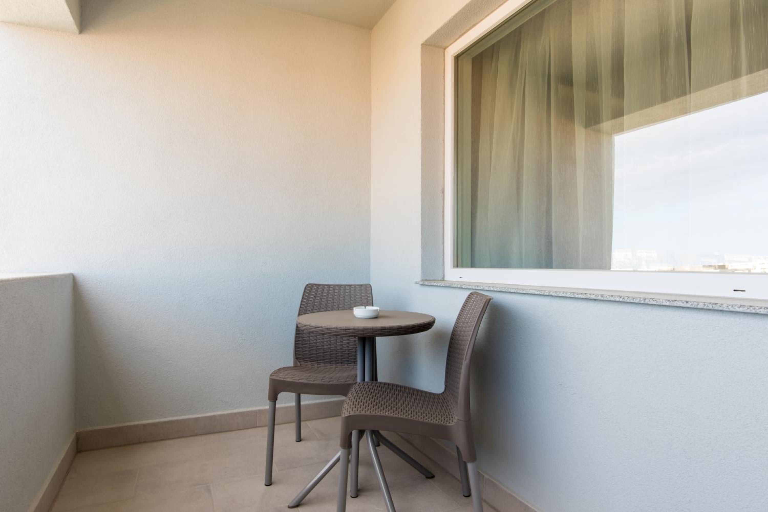 King Room with Balcony - Photo 3