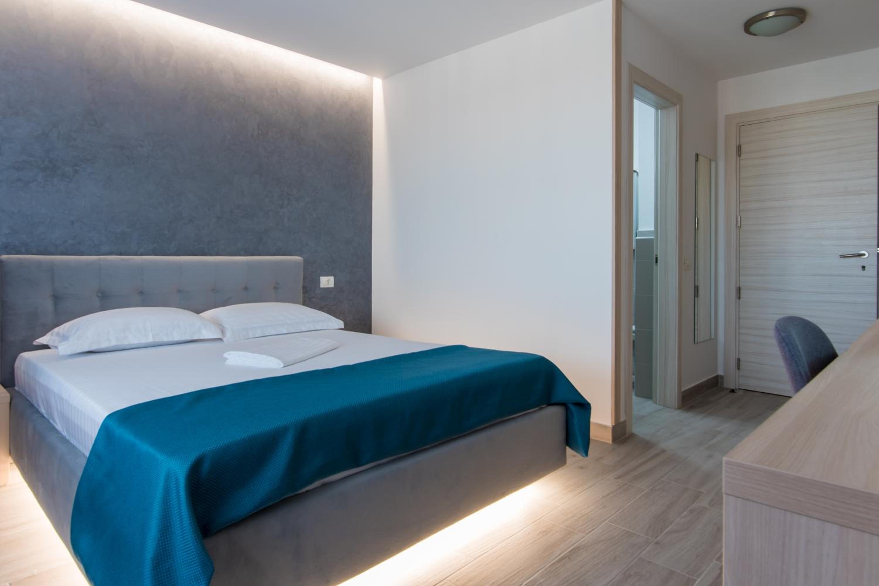 King Room with Balcony - Photo 4