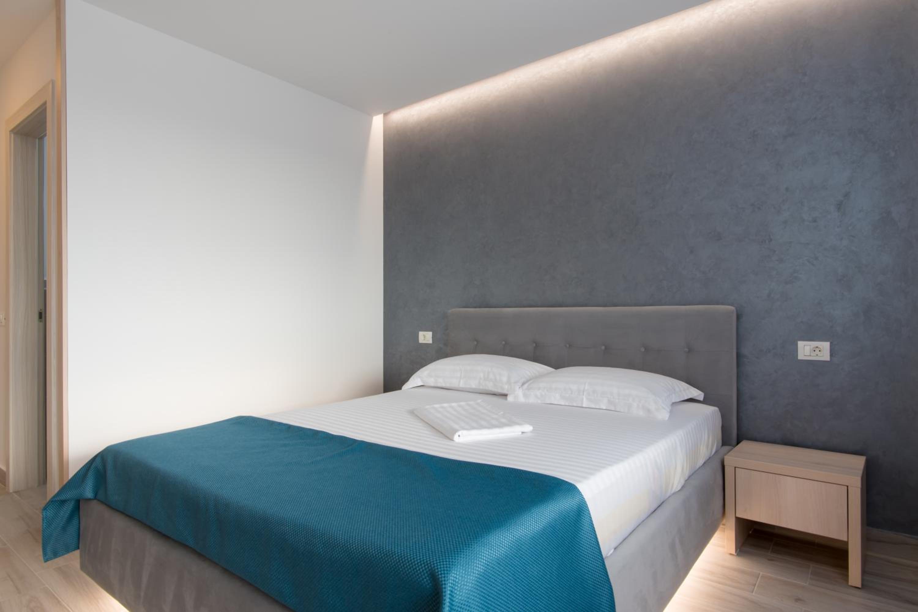 King Room with Balcony - Photo 1