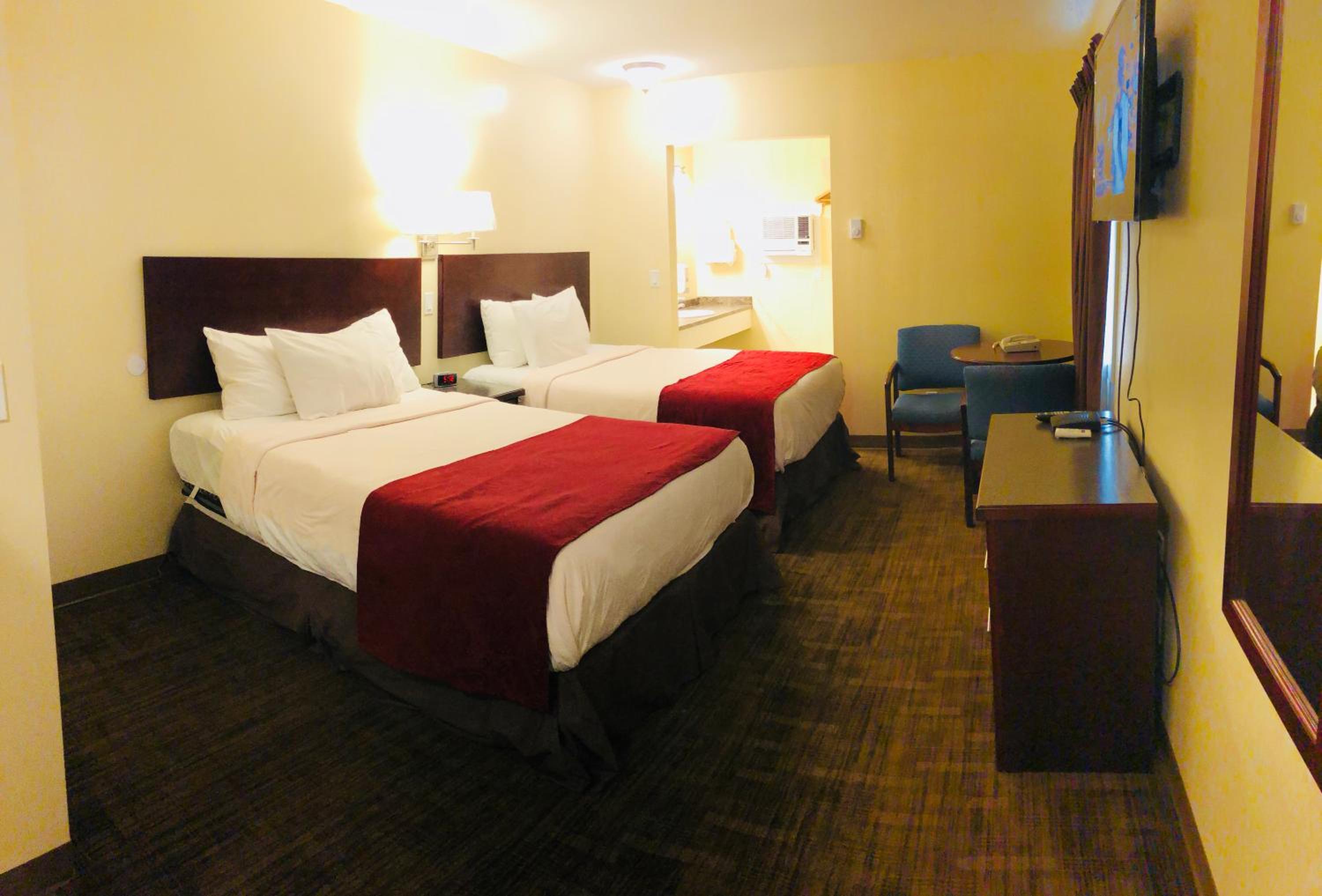 Queen Room with Two Queen Beds photo 1