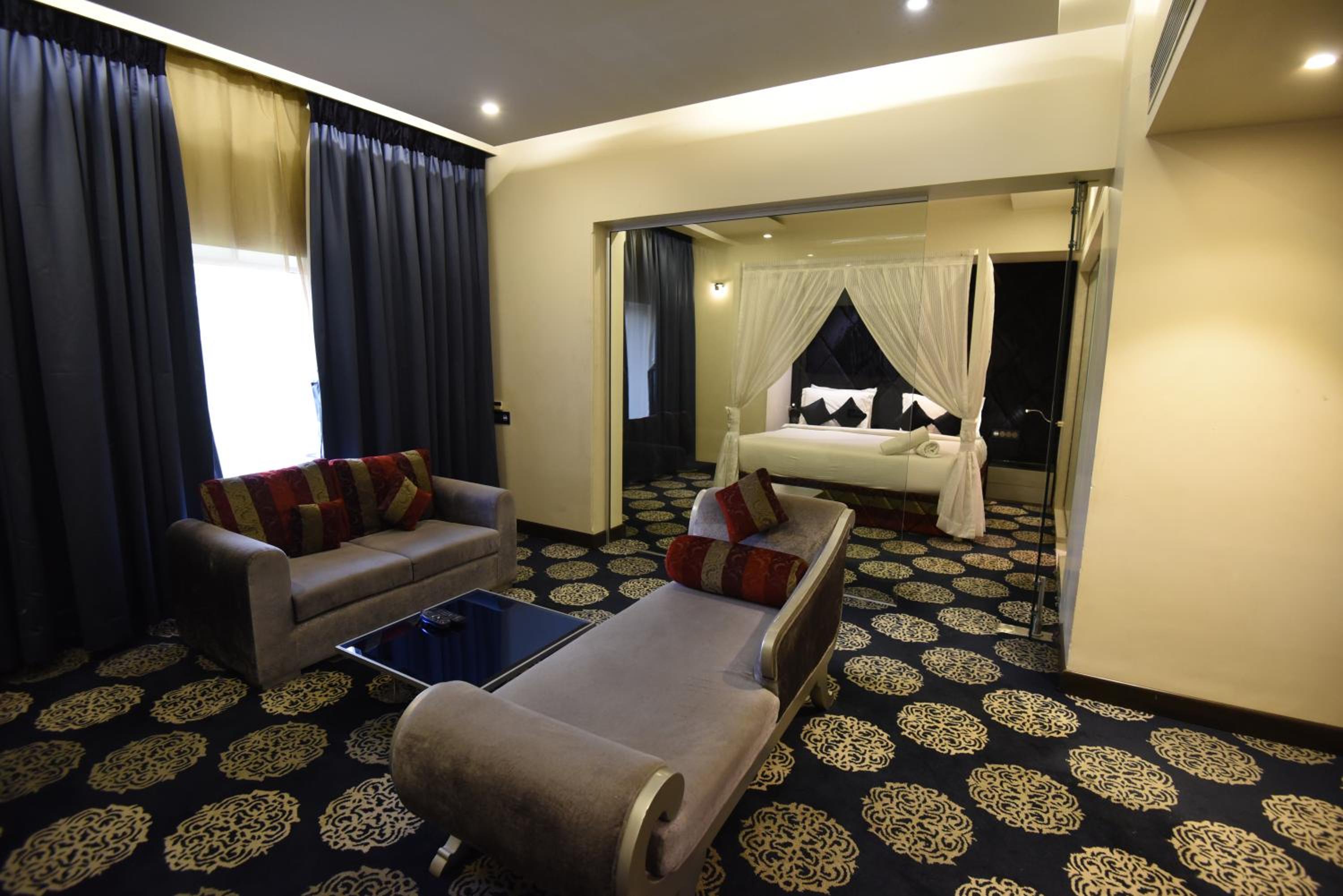 Suite room with Jacuzzi and Mini-bar photo 2