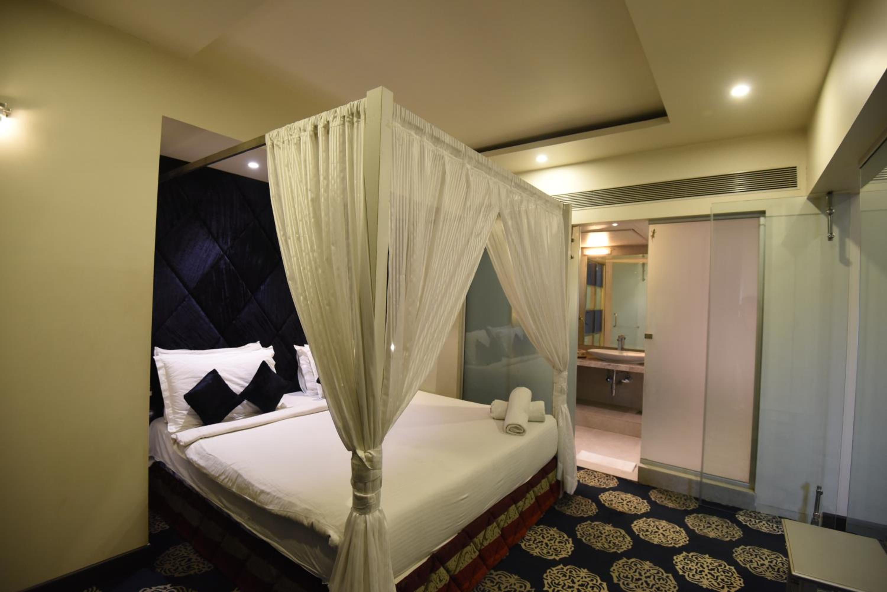 Suite room with Jacuzzi and Mini-bar photo 3