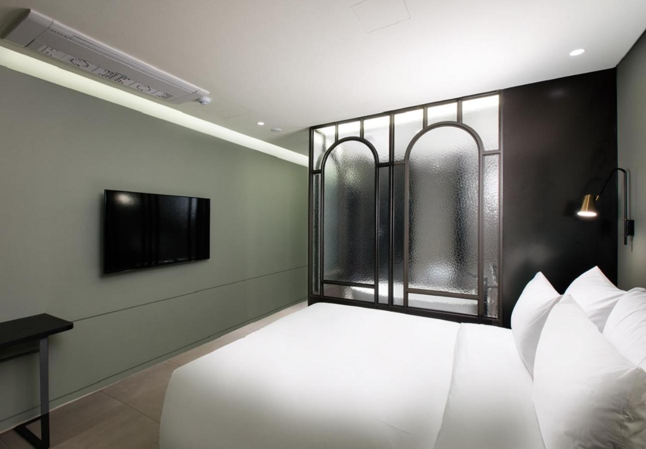 [Summer PKG for 2] Deluxe Double Room with Breakfast and Swimming Pool Ticket for 1 Time Use