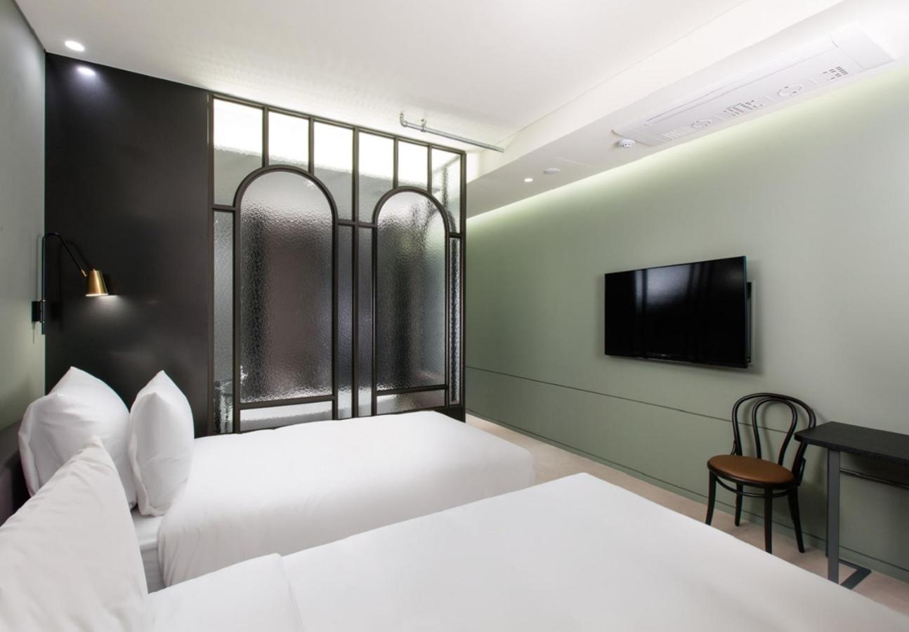 [Summer PKG for 2] Deluxe Twin Room with Breakfast and Swimming Pool Ticket for 1 Time Use 