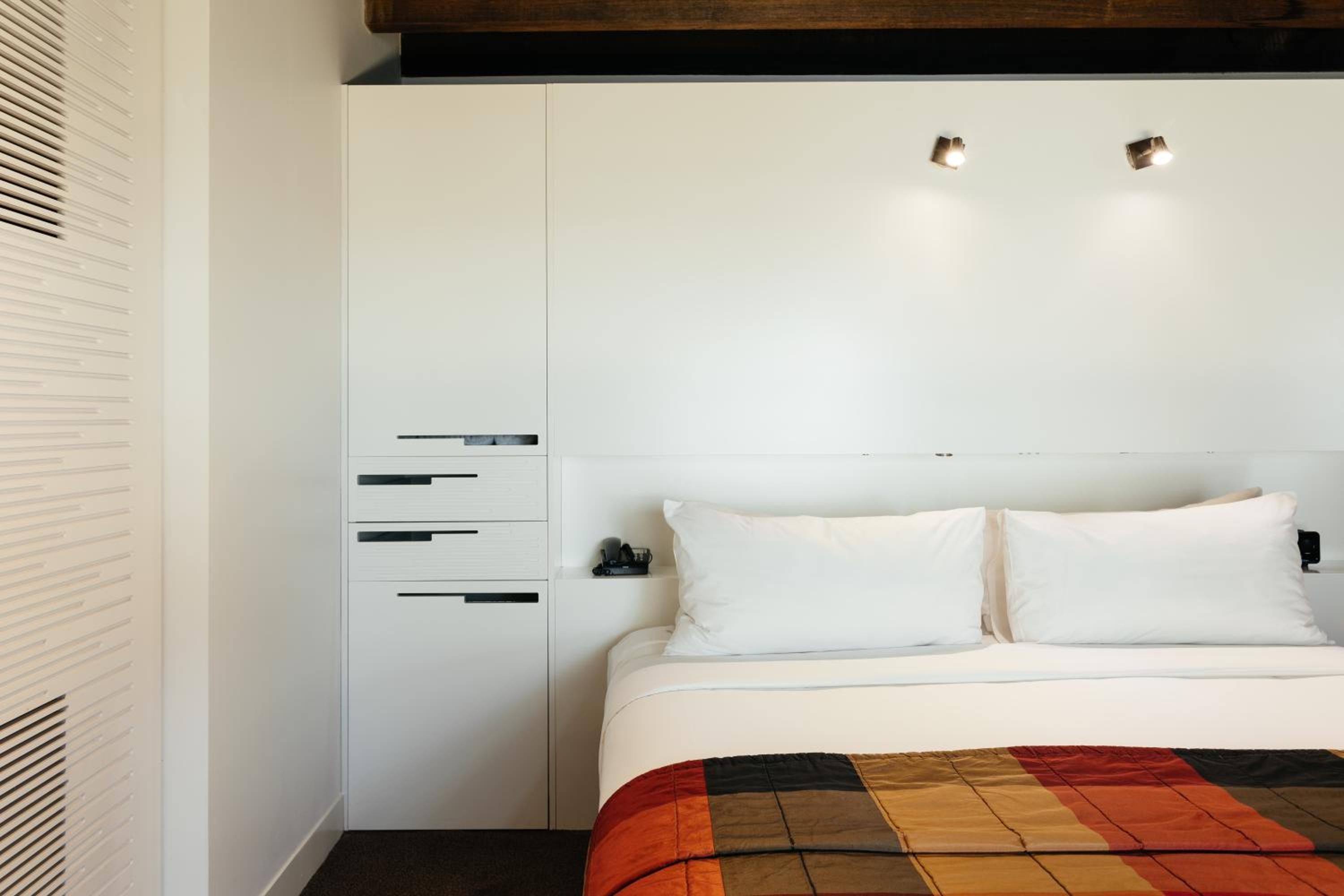 Standard Double Room thumbnail 6