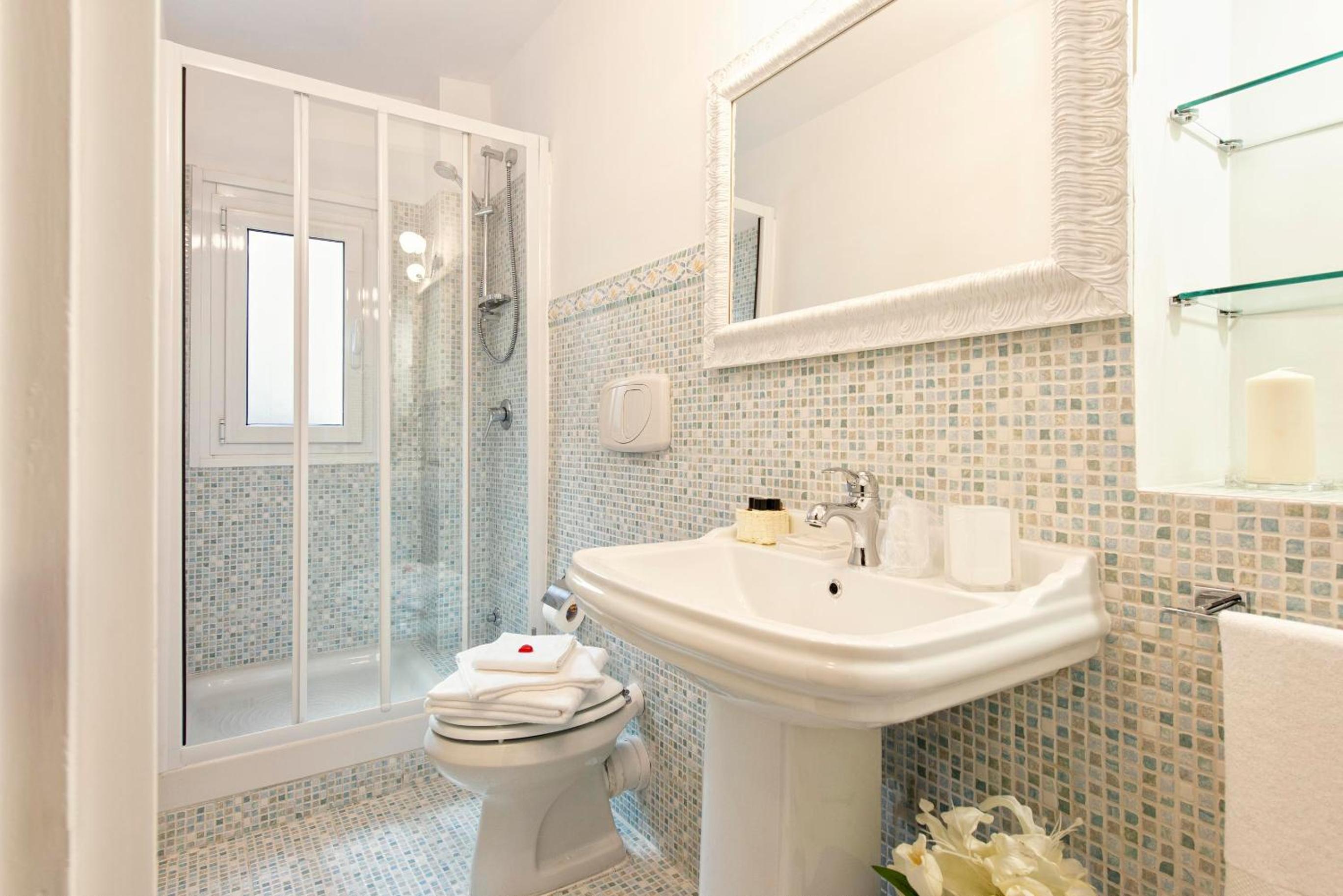 Double or Twin Room with Private Bathroom photo 2