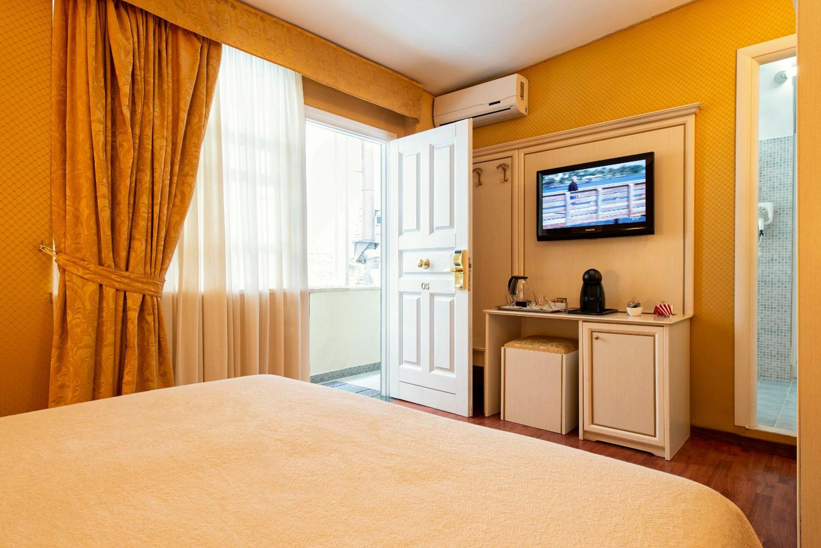 Double or Twin Room with Private Bathroom