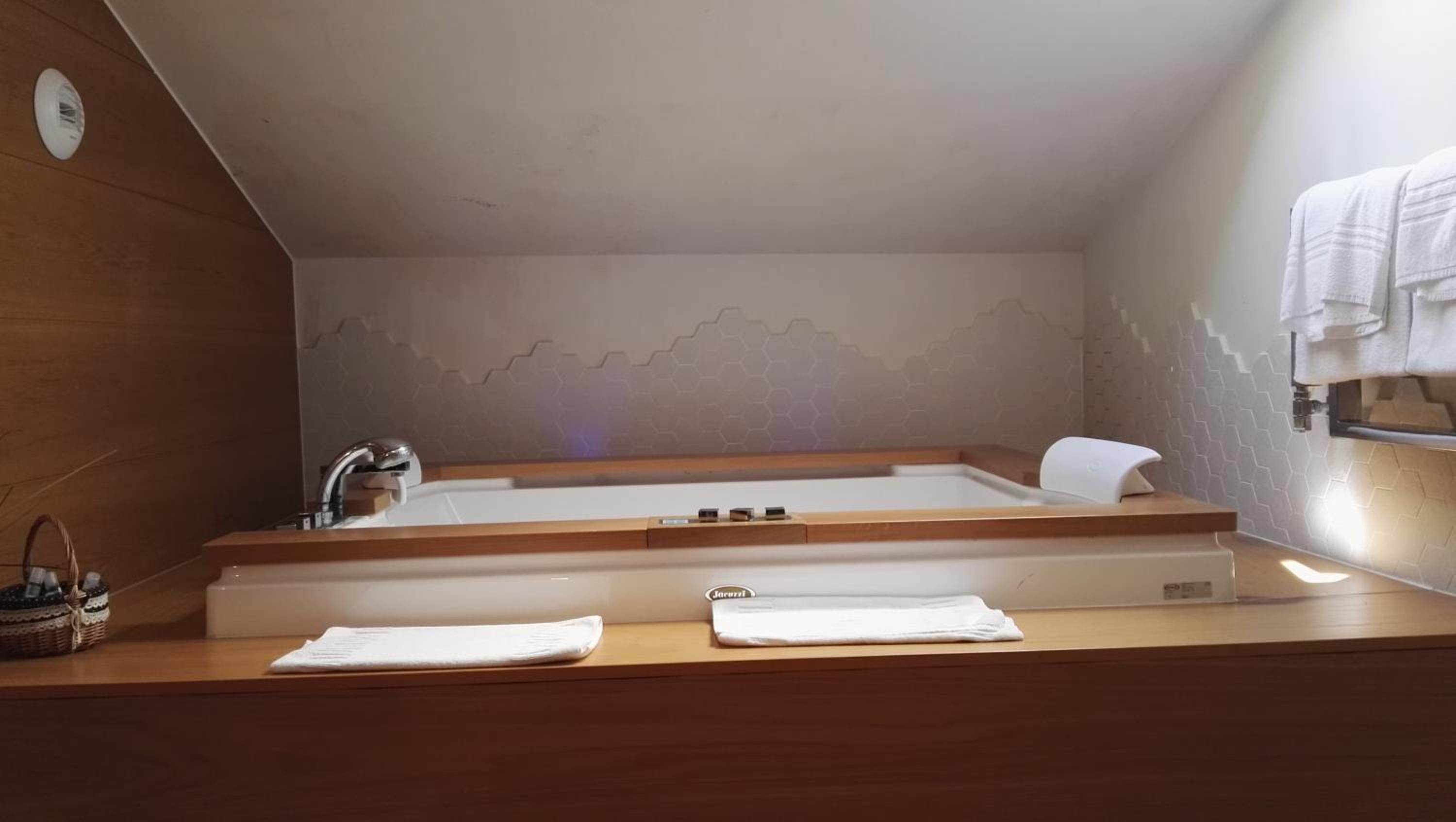Superior Double Room with Spa Bath - Split Level photo 3