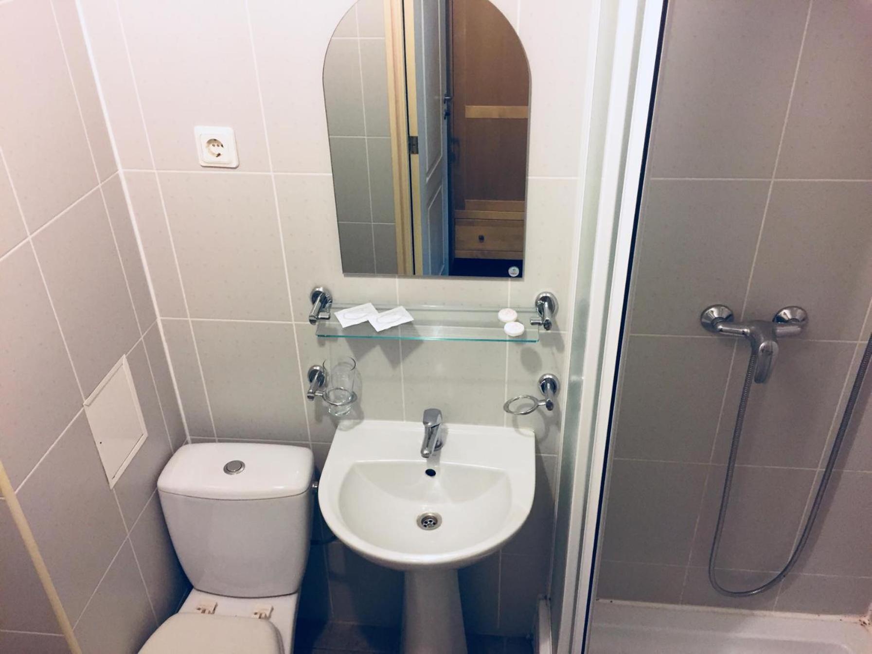 Triple Room with Private Bathroom - Photo 2