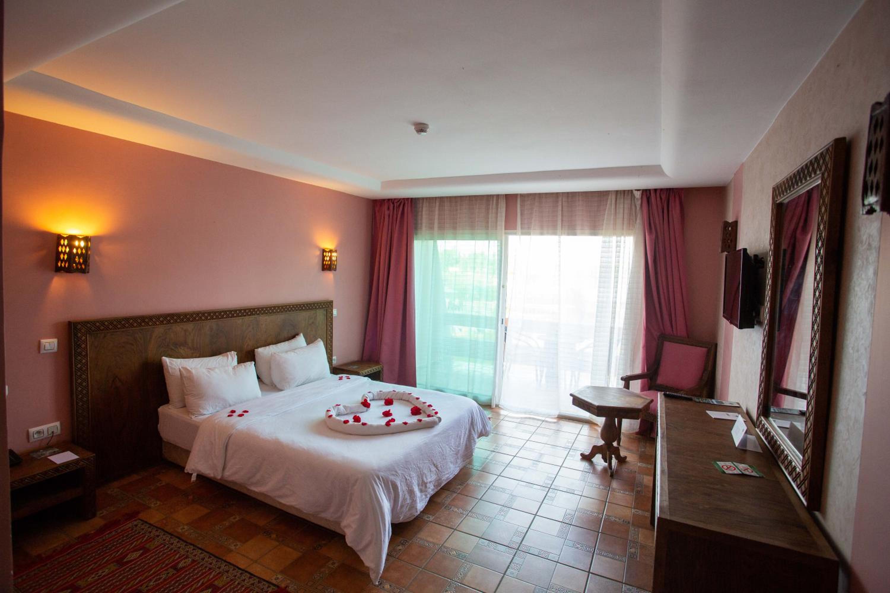 Large Double Room - Photo 1