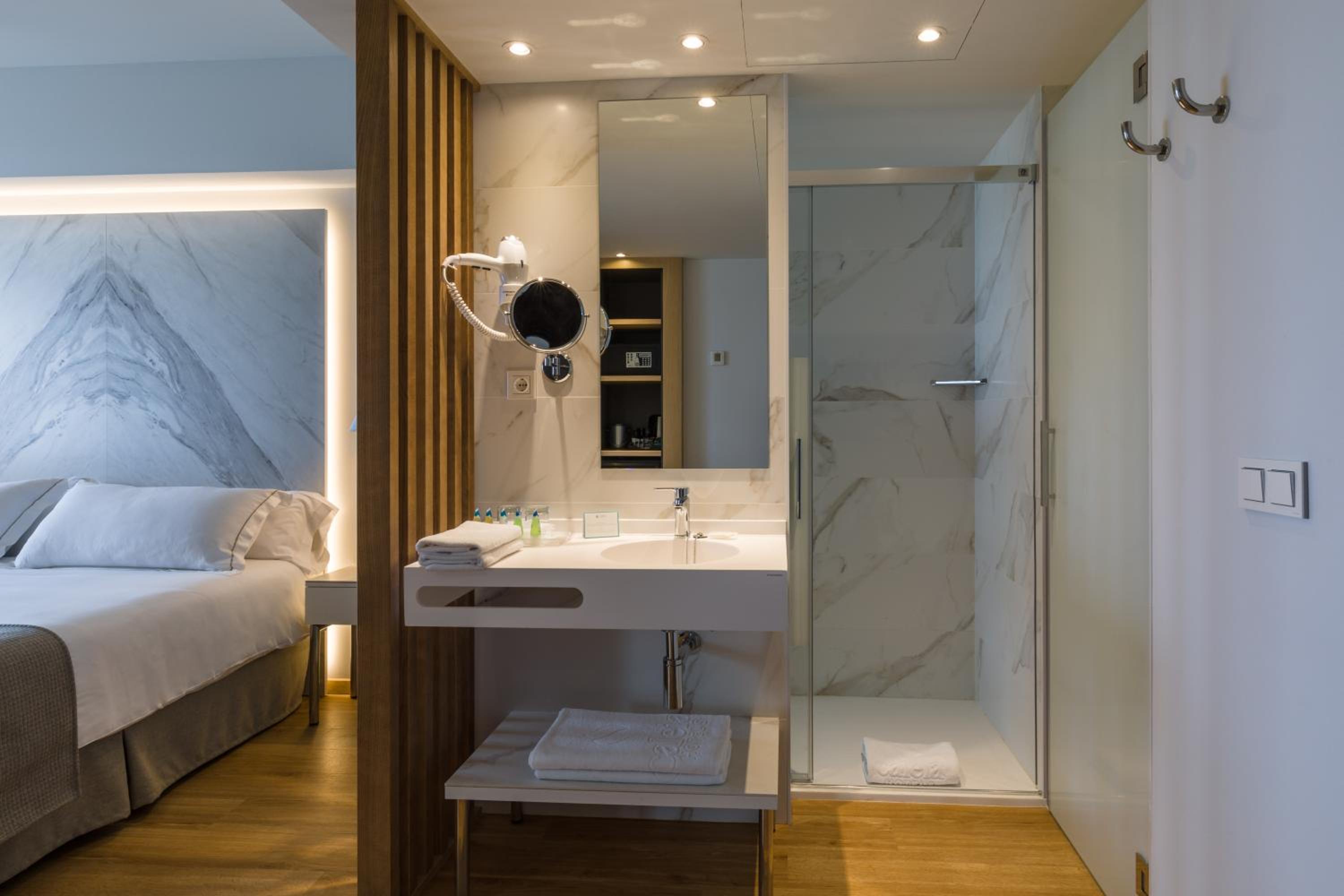 Double Room with Frontal Sea View - Photo 5