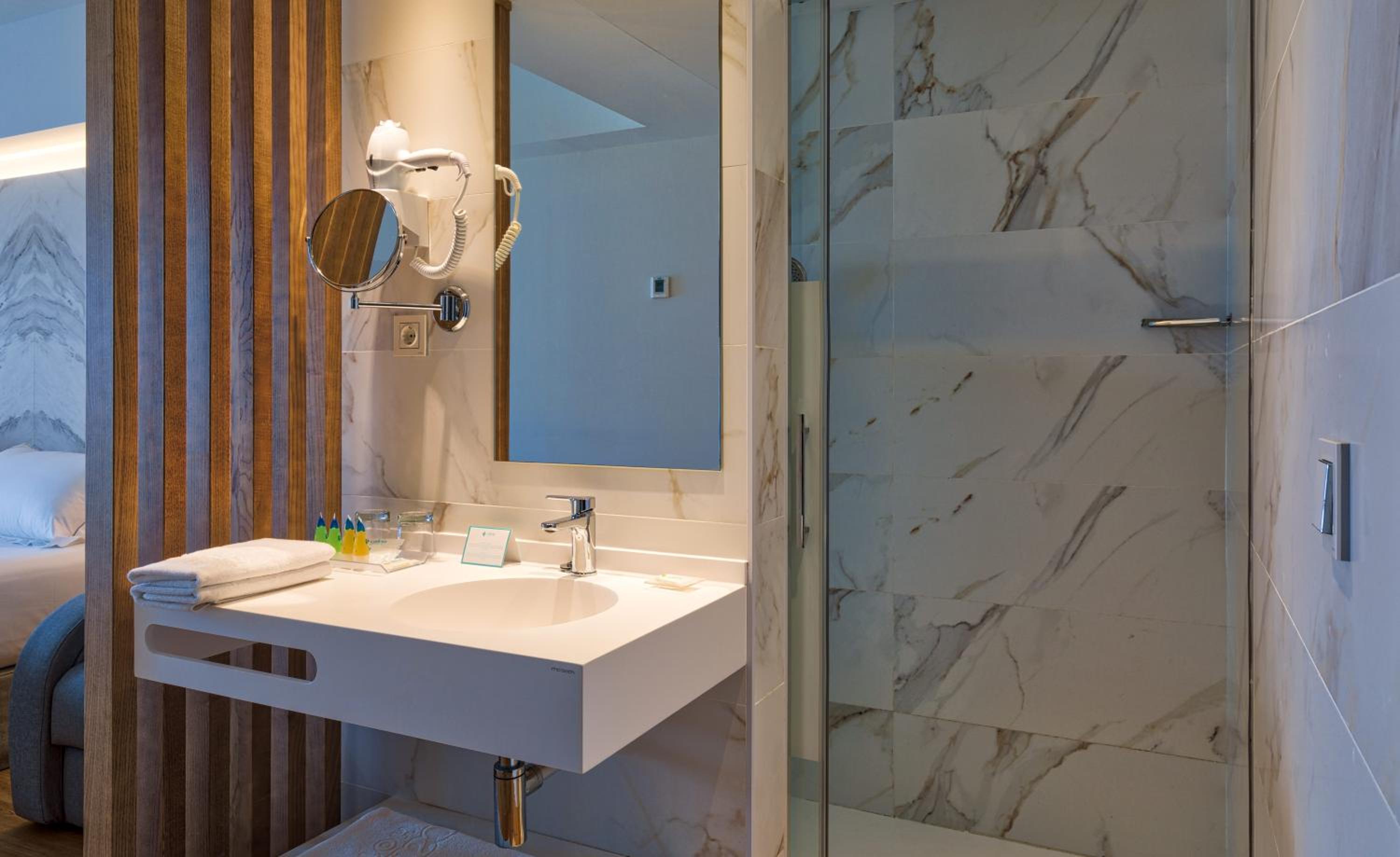 Double Room with Frontal Sea View - Photo 7