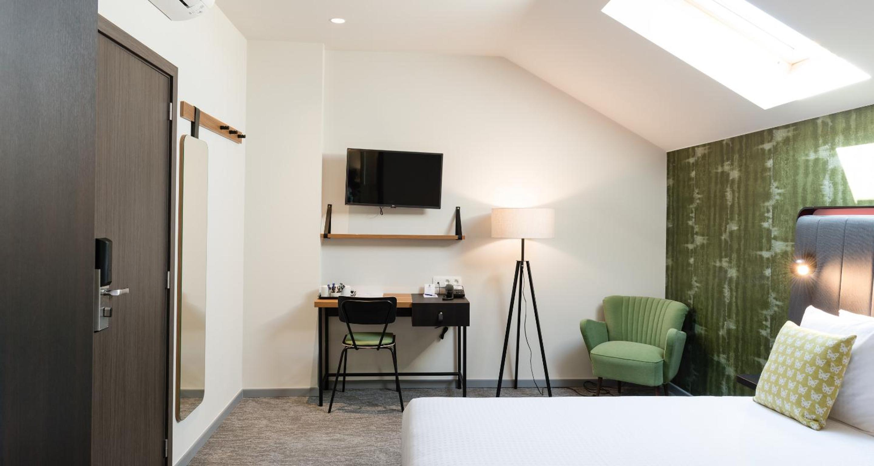 Executive King Room - Non-Smoking - Photo 6